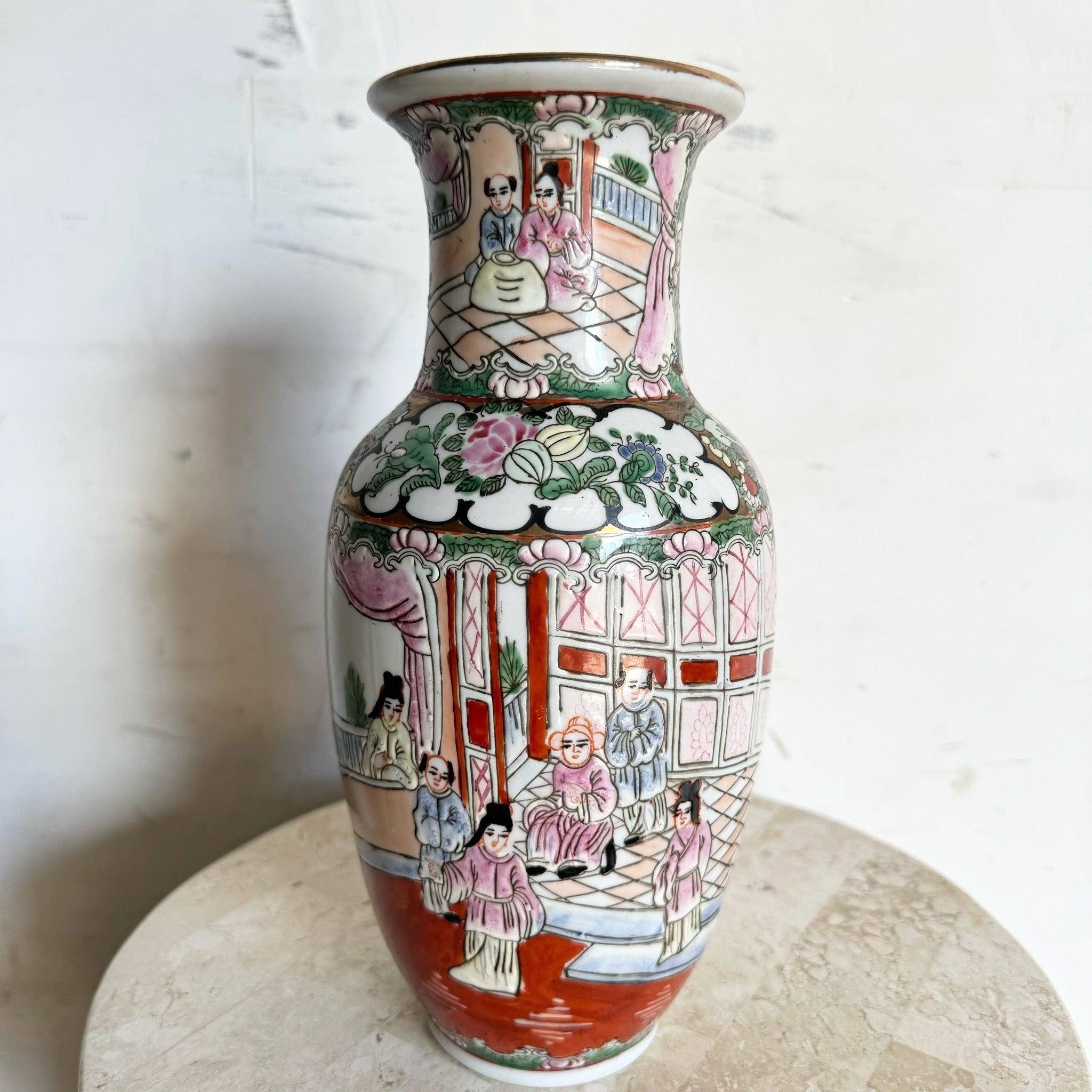 Vaso cinese d'epoca in porcellana dipinta a mano con intricati motivi floreali, che mette in mostra l'arte tradizionale per un centrotavola di grande effetto.
 
 Vendiamo gli articoli così come sono stati acquistati, senza alcun restauro o