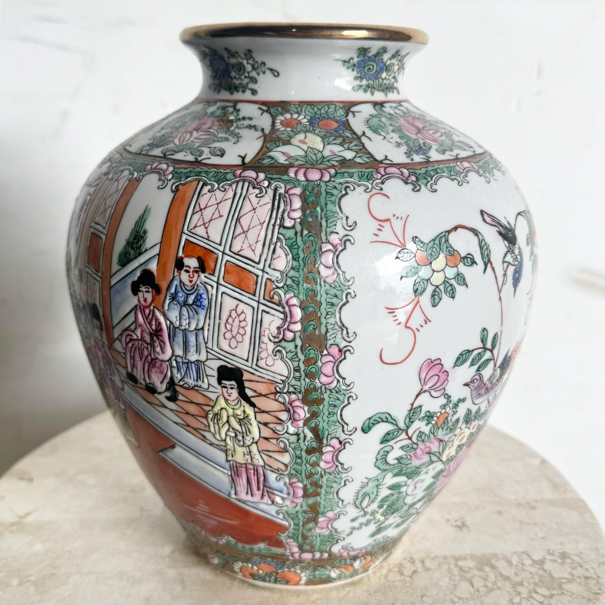 Cinese Vaso cinese d'epoca in porcellana dipinta a mano in vendita