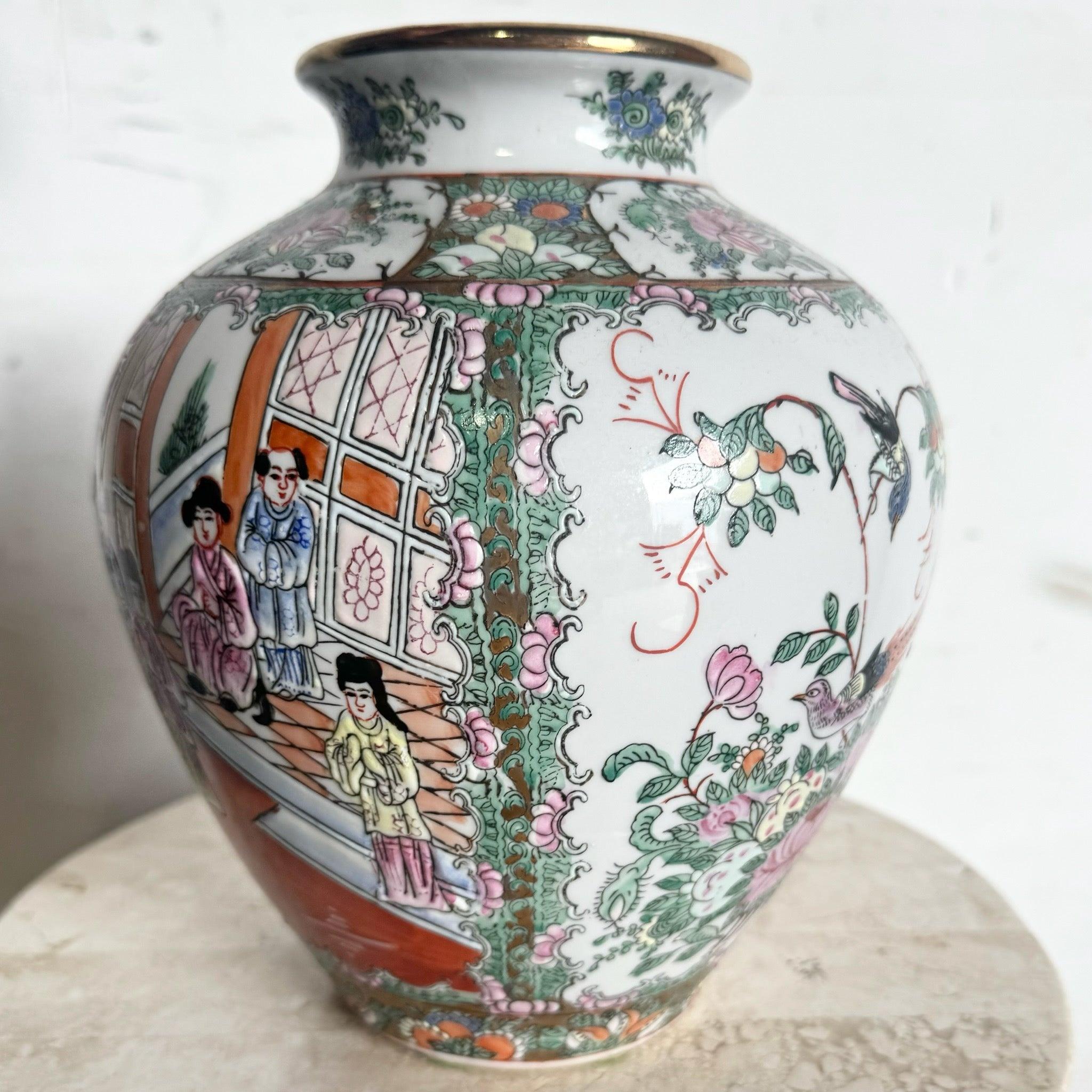 Vaso cinese d'epoca in porcellana dipinta a mano In condizioni buone in vendita a Delray Beach, FL
