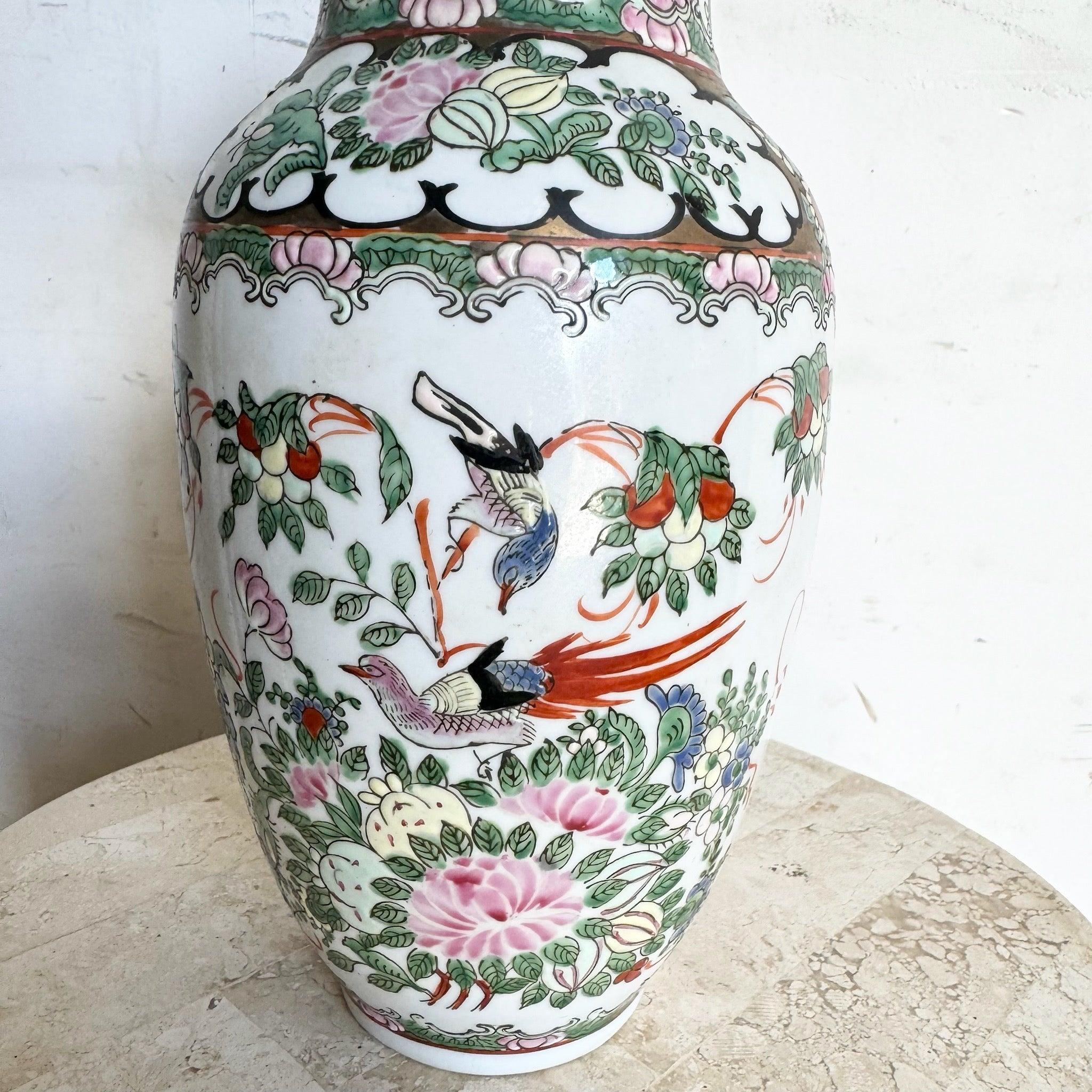 Vaso cinese d'epoca in porcellana dipinta a mano In condizioni buone in vendita a Delray Beach, FL