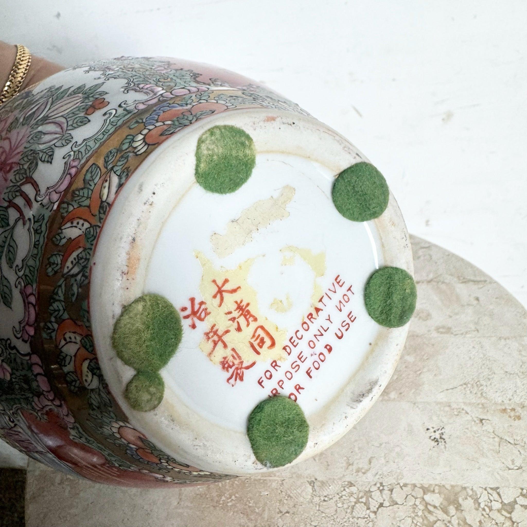 Porcellana Vaso cinese d'epoca in porcellana dipinta a mano in vendita