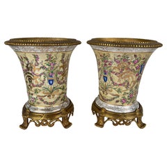Vaso o fioriera cinese d'epoca in porcellana dipinta a mano con base in bronzo, una coppia