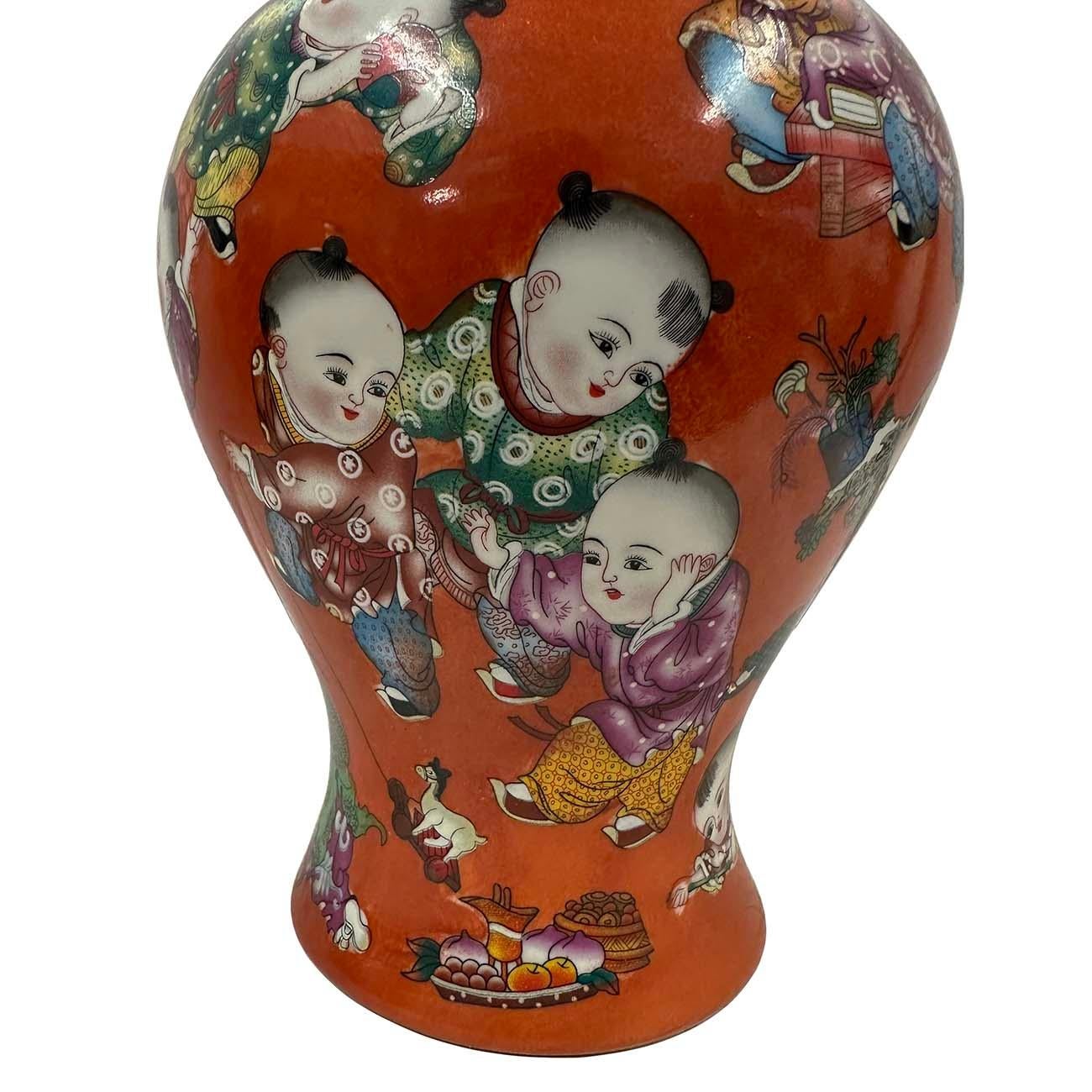Questo barattolo di zenzero vintage in porcellana rossa cinese è stato realizzato e dipinto a mano al 100% in Cina. Sul barattolo e sul coperchio sono dipinti a mano dei bellissimi bambini che giocano felici. Dalle foto si può vedere che ha molti