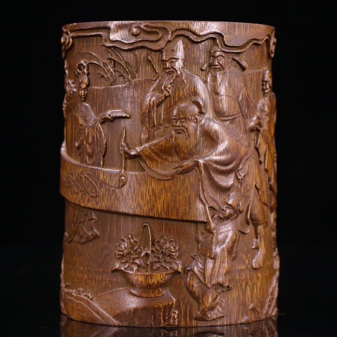 Vintage Chinese Handcrafted Bamboo Engraving Figures Story Penholder In Fair Condition For Sale In 景德镇市, CN