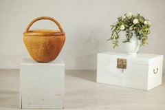 Cesta vintage china tejida a mano de ratán con asa arqueada