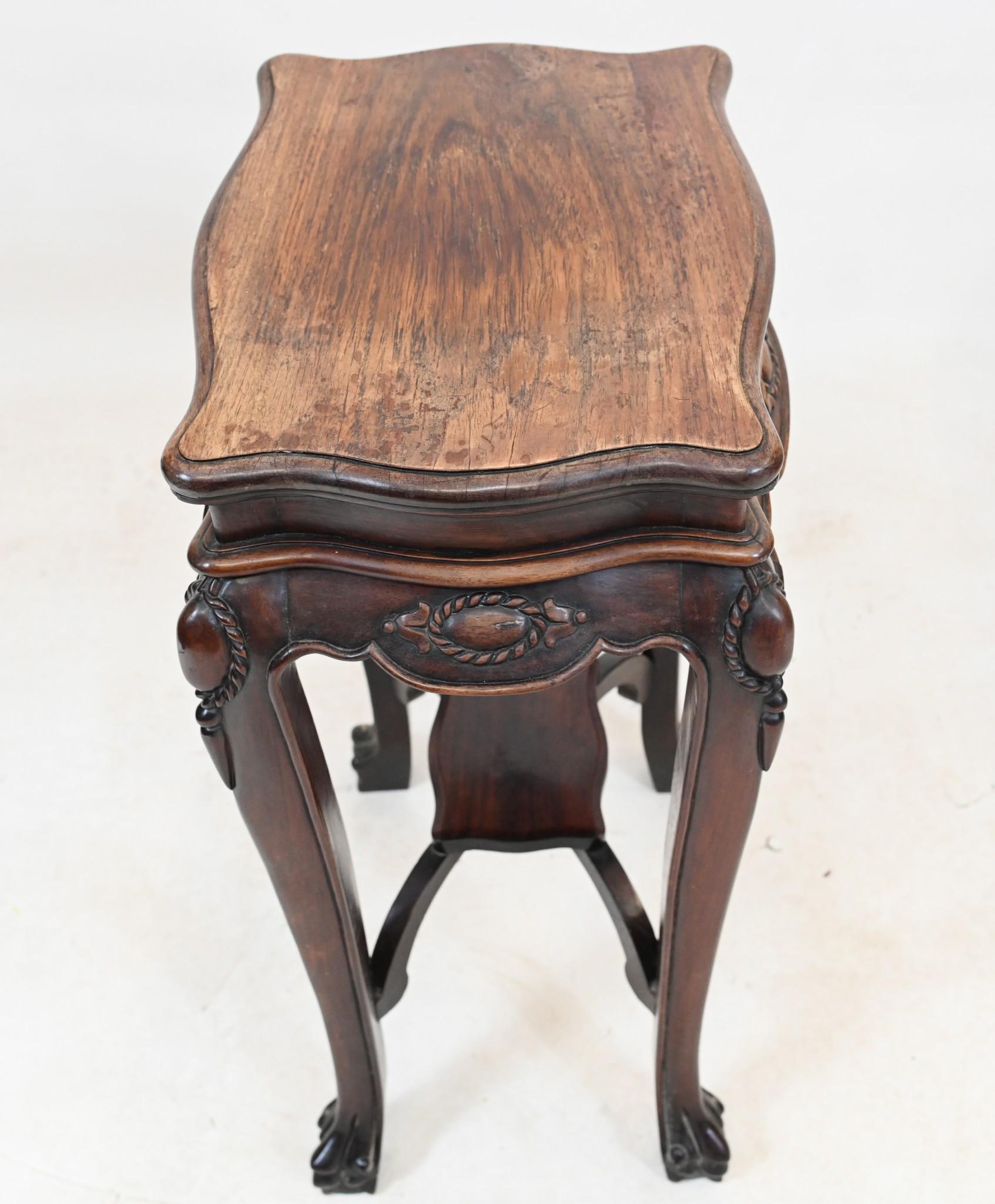 Magnifique piédestal chinois vintage sculpté à la main
Fabriqué en bois de roi avec des motifs élégamment sculptés.
Peut être utilisé pour présenter des pièces décoratives telles que des bustes ou des vases.
Pièce de caractère qui s'intègre
