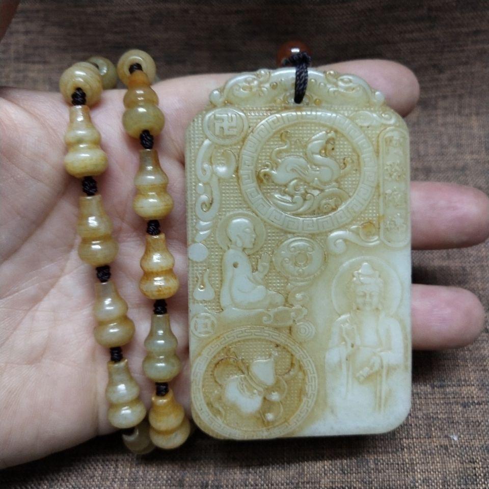 Vintage Chinese Hetian Jade Carved Buddha Pendant with Gourd Bead Necklace In Fair Condition For Sale In 景德镇市, CN