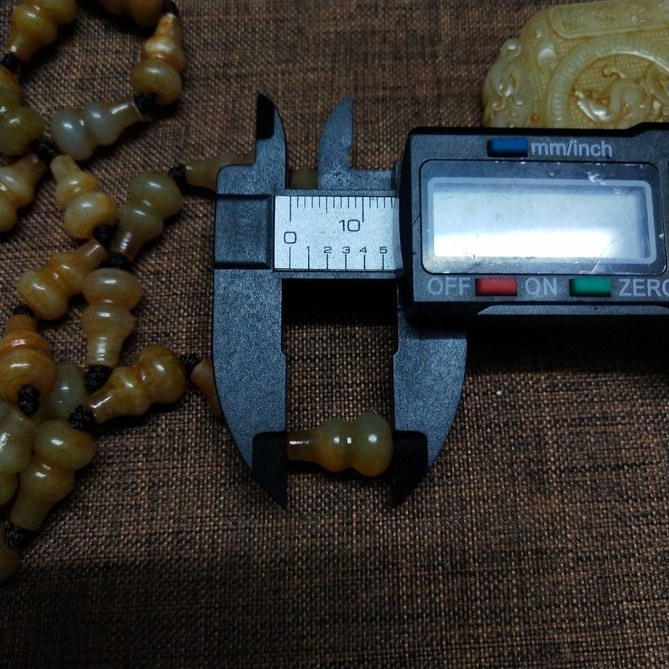 Vintage Chinese Hetian Jade Carved Buddha Pendant with Gourd Bead Necklace For Sale 3