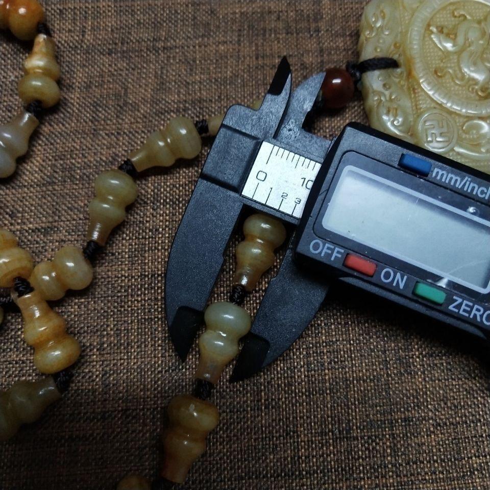 Vintage Chinese Hetian Jade Carved Buddha Pendant with Gourd Bead Necklace For Sale 5