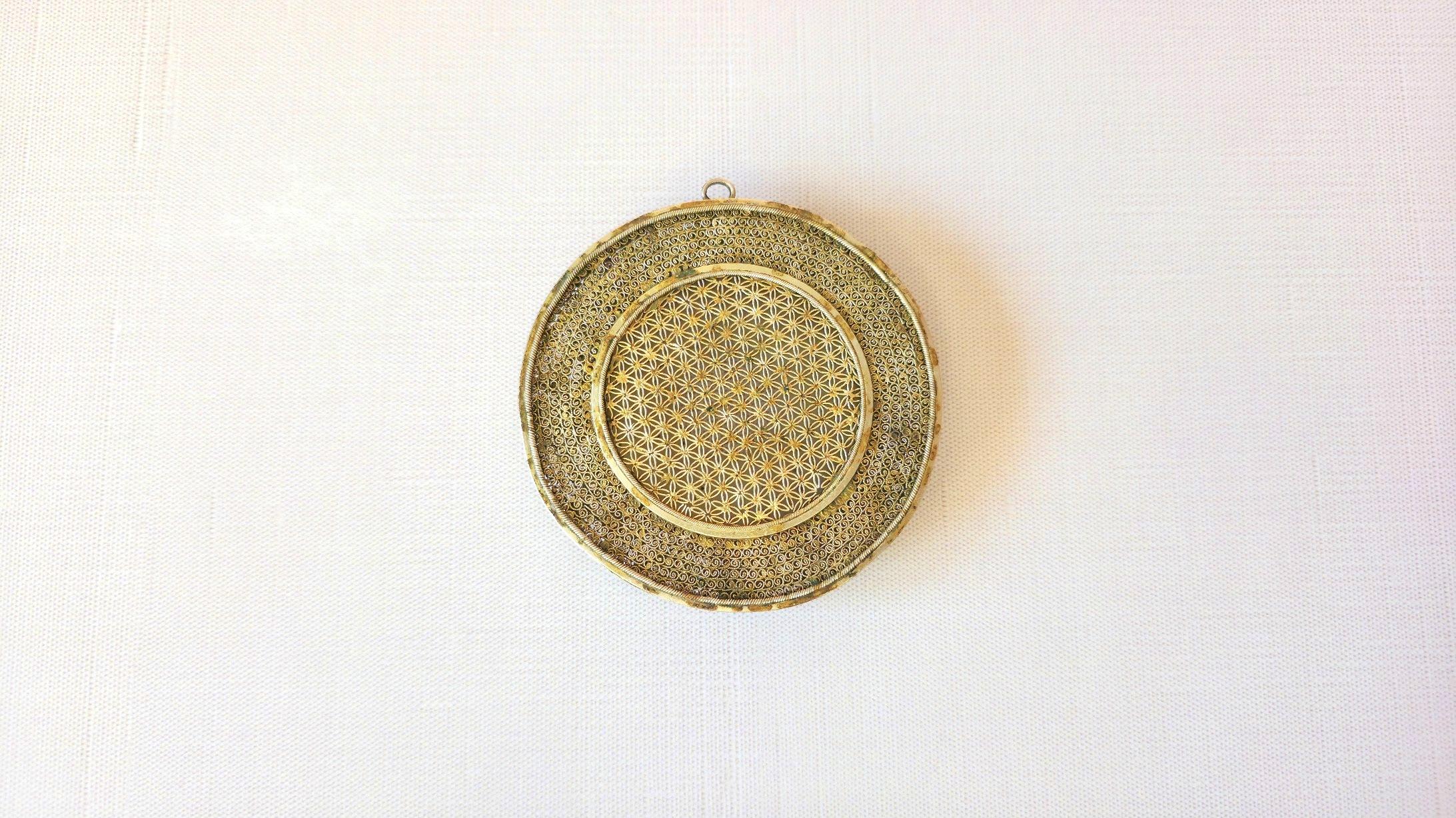 Taille mixte Vintage By By, disque de jade Hetian dans un cadre en émail argenté avec rubis et perle en vente