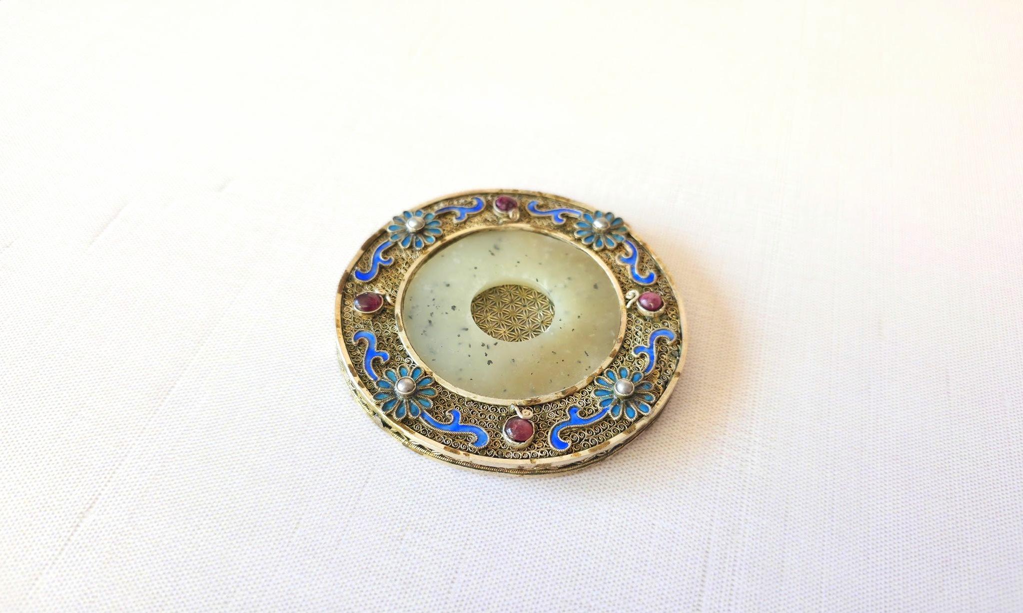 Vintage By By, disque de jade Hetian dans un cadre en émail argenté avec rubis et perle Bon état - En vente à Chesterland, OH