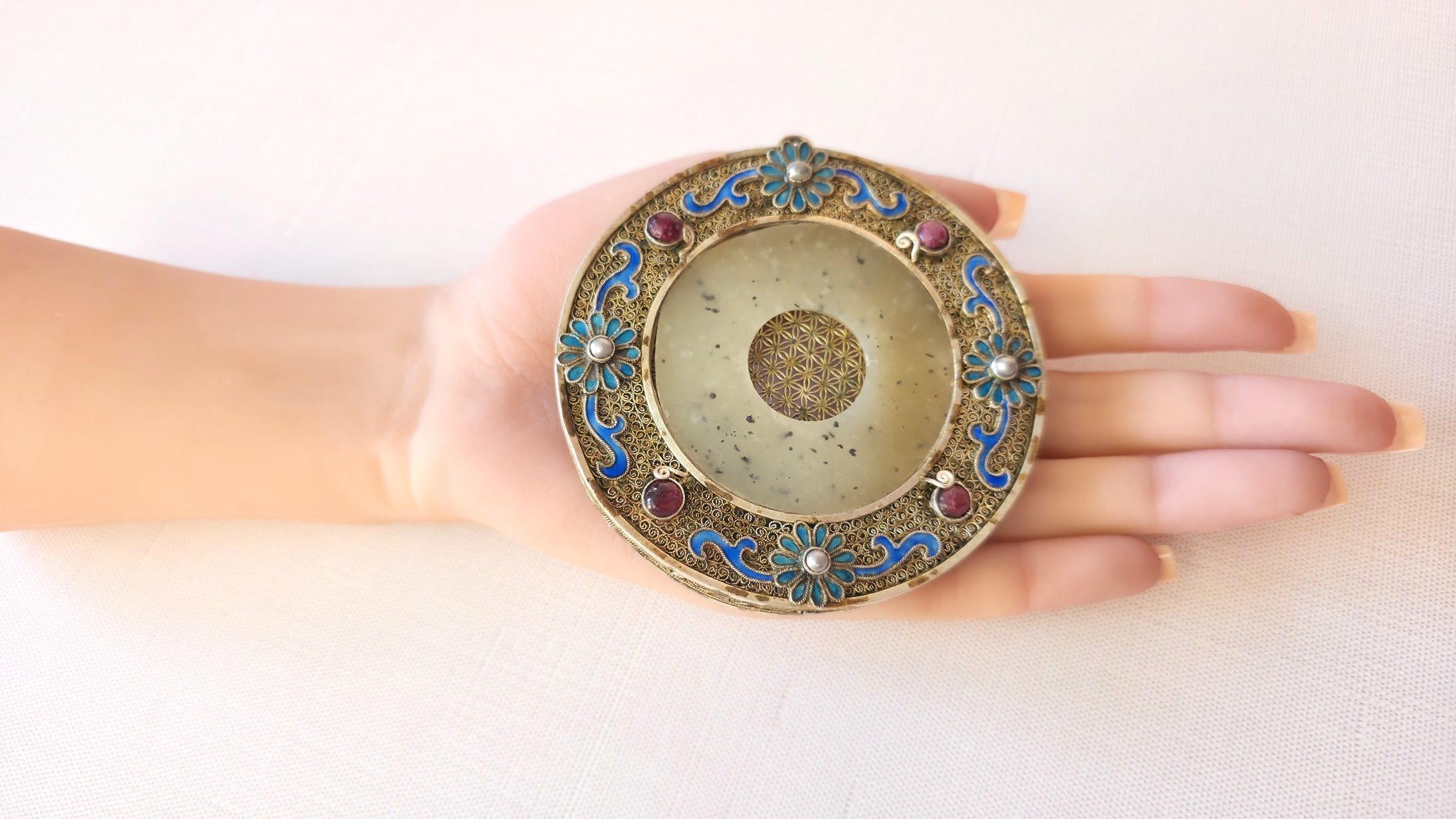 Vintage By By, disque de jade Hetian dans un cadre en émail argenté avec rubis et perle en vente 3