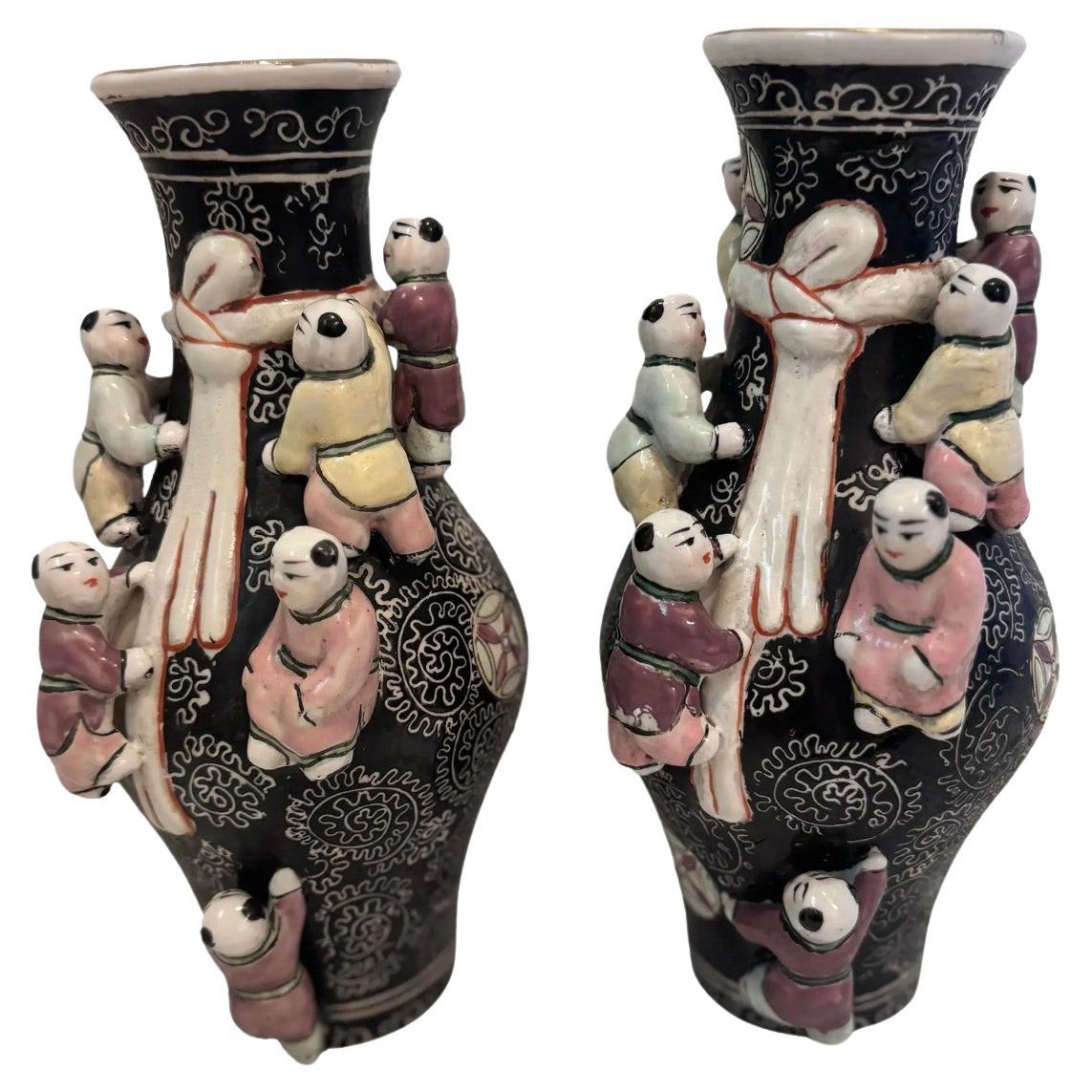 Coppia di vasi della fertilità cinesi d
epoca "Cento ragazzi", bambini applicati in vendita