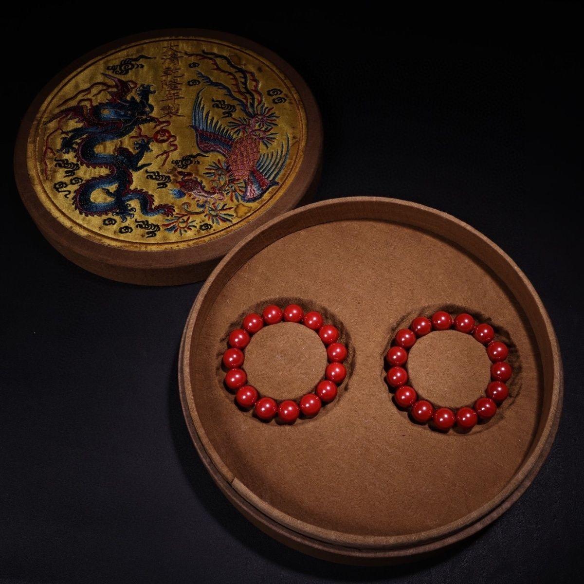 Vintage Chinese Imperial Red Cinnabar Beads Bracelets Pair – A Symbol of Elegance, Good Fortune, and Tradition.

This Vintage Chinese Imperial Red Cinnabar Beads Bracelets Pair is a stunning representation of imperial Chinese jewelry, known for its