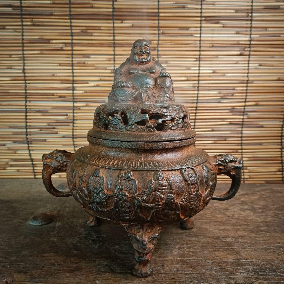 Vintage Chinese Iron Carving Eighteen Arhats Incense Burner – Sacred Symbol of Enlightenment & Protection

Honor Buddhist tradition with this Vintage Chinese Iron Incense Burner, intricately carved with the revered Eighteen Arhats—enlightened