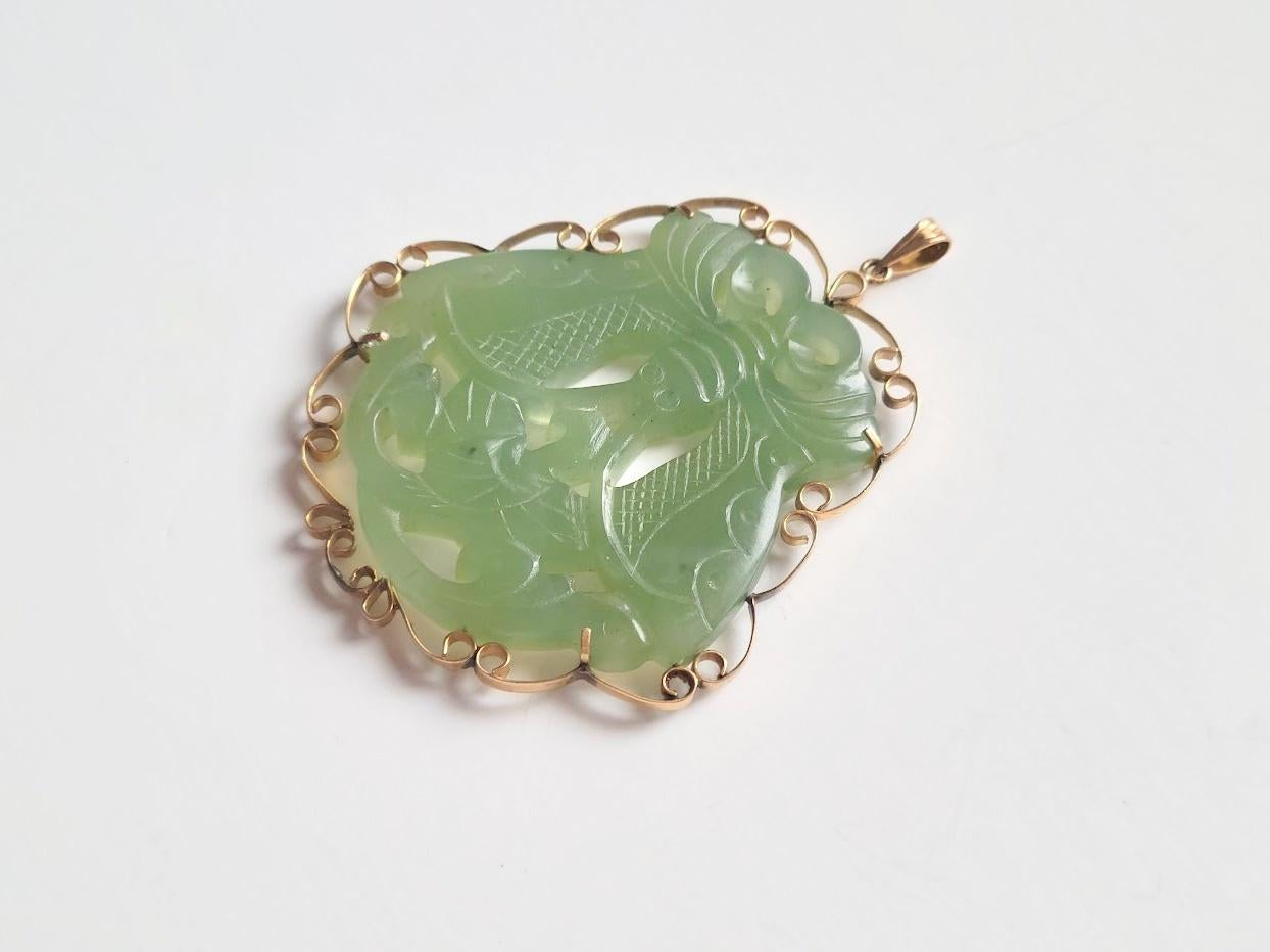 Pendentif en or papillon en jade chinois vintage Excellent état - En vente à Chesterland, OH