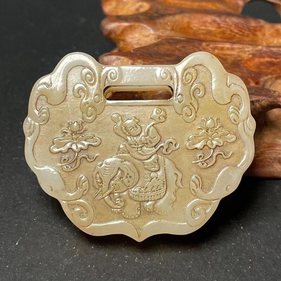 Vintage Chinese Jade Carving Kid Riding Elephant Safety Lock Pendent Jewelry In Fair Condition For Sale In 景德镇市, CN
