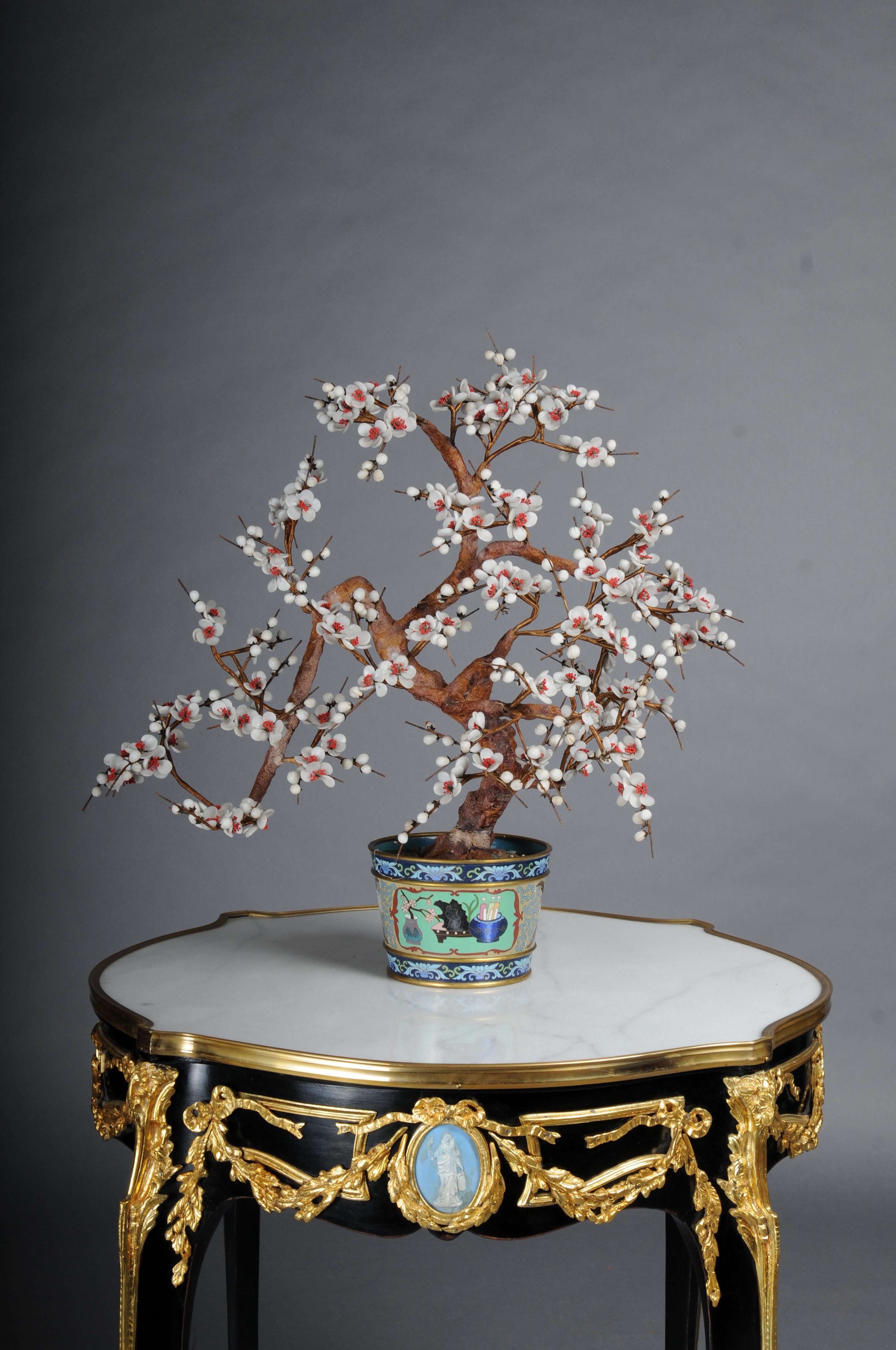 Vintage Chinese Gemstone Bonsai Tree Sculpture, Cloisonné Plantered for sale is a Vintage Chinese Jade and other semi-precious stones Bonsai tree in a gilded planter. Der Baum ist dicht und kunstvoll mit vielen verschiedenen Steinen gestaltet, aus
