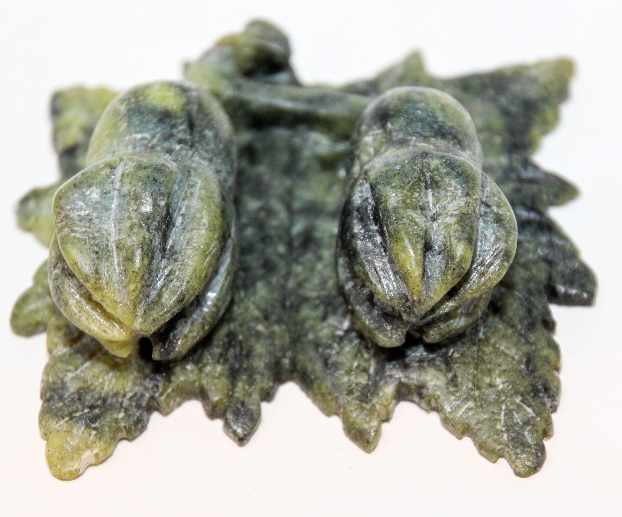 Vintage Chinese Jade Hand Carved Stone Amulet with Acanthus Flowers and Leaves (Amulette chinoise en pierre sculptée à la main avec des fleurs et des feuilles d'Acanthus) en vente 2