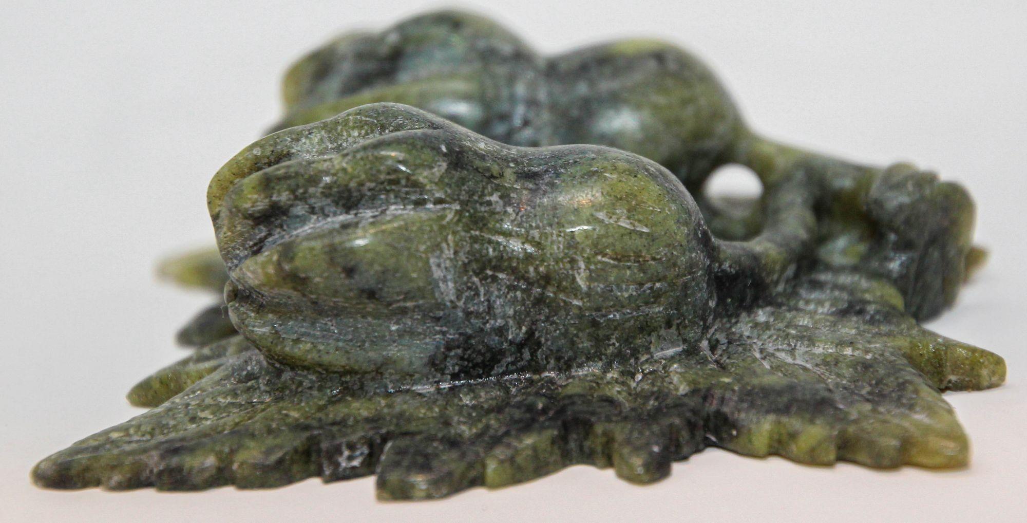 Vintage Chinese Jade Hand Carved Stone Amulet with Acanthus Flowers and Leaves (Amulette chinoise en pierre sculptée à la main avec des fleurs et des feuilles d'Acanthus) en vente 5