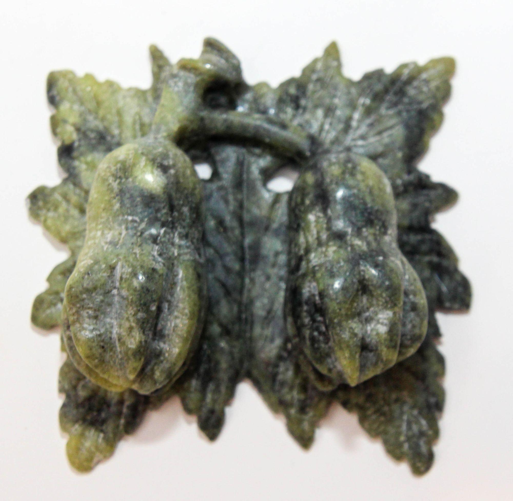 Pierre Vintage Chinese Jade Hand Carved Stone Amulet with Acanthus Flowers and Leaves (Amulette chinoise en pierre sculptée à la main avec des fleurs et des feuilles d'Acanthus) en vente