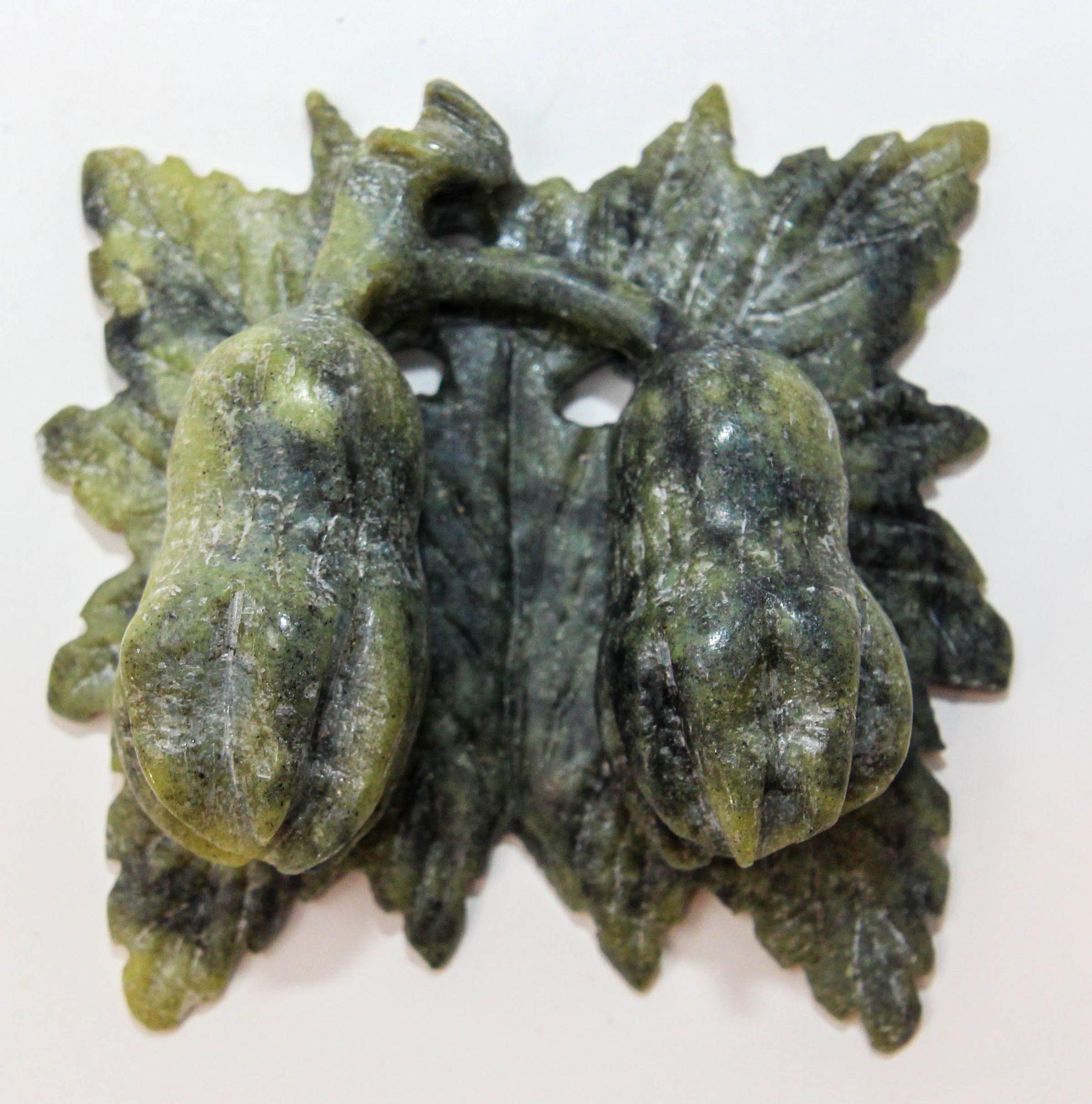 Vintage Chinese Jade Hand Carved Stone Amulet with Acanthus Flowers and Leaves (Amulette chinoise en pierre sculptée à la main avec des fleurs et des feuilles d'Acanthus) en vente 1