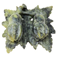 Vintage Chinese Jade Hand Carved Stone Amulet with Acanthus Flowers and Leaves (Amulette chinoise en pierre sculptée à la main avec des fleurs et des feuilles d'Acanthus)