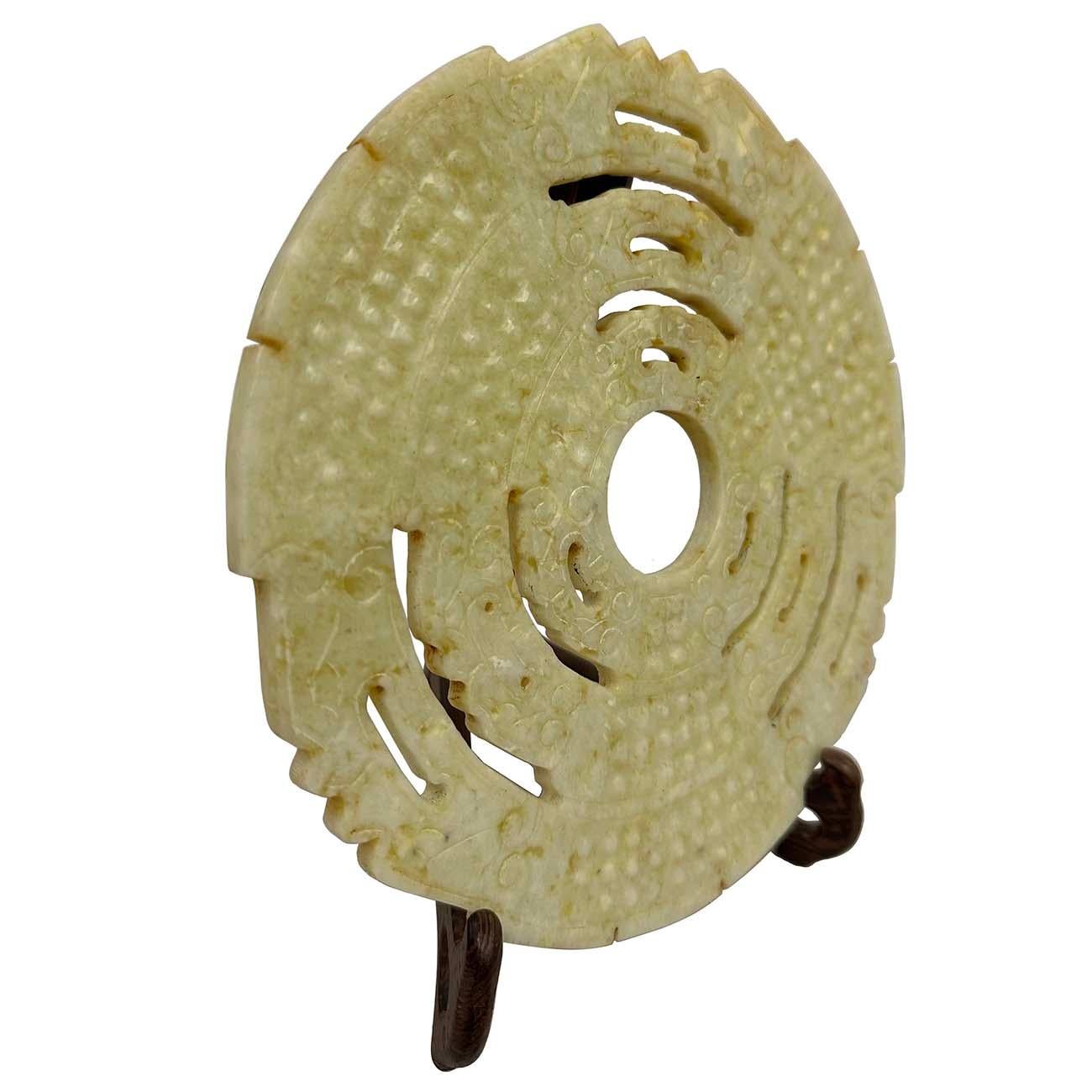 Ce Bi en néphrite est orné de perles sculptées à la main sur les deux faces. Des travaux de sculpture très détaillés et une belle tectonique artisanale. Dans l'ensemble, il est en très bon état, avec une usure normale due à l'âge. 
Le bi de jade est