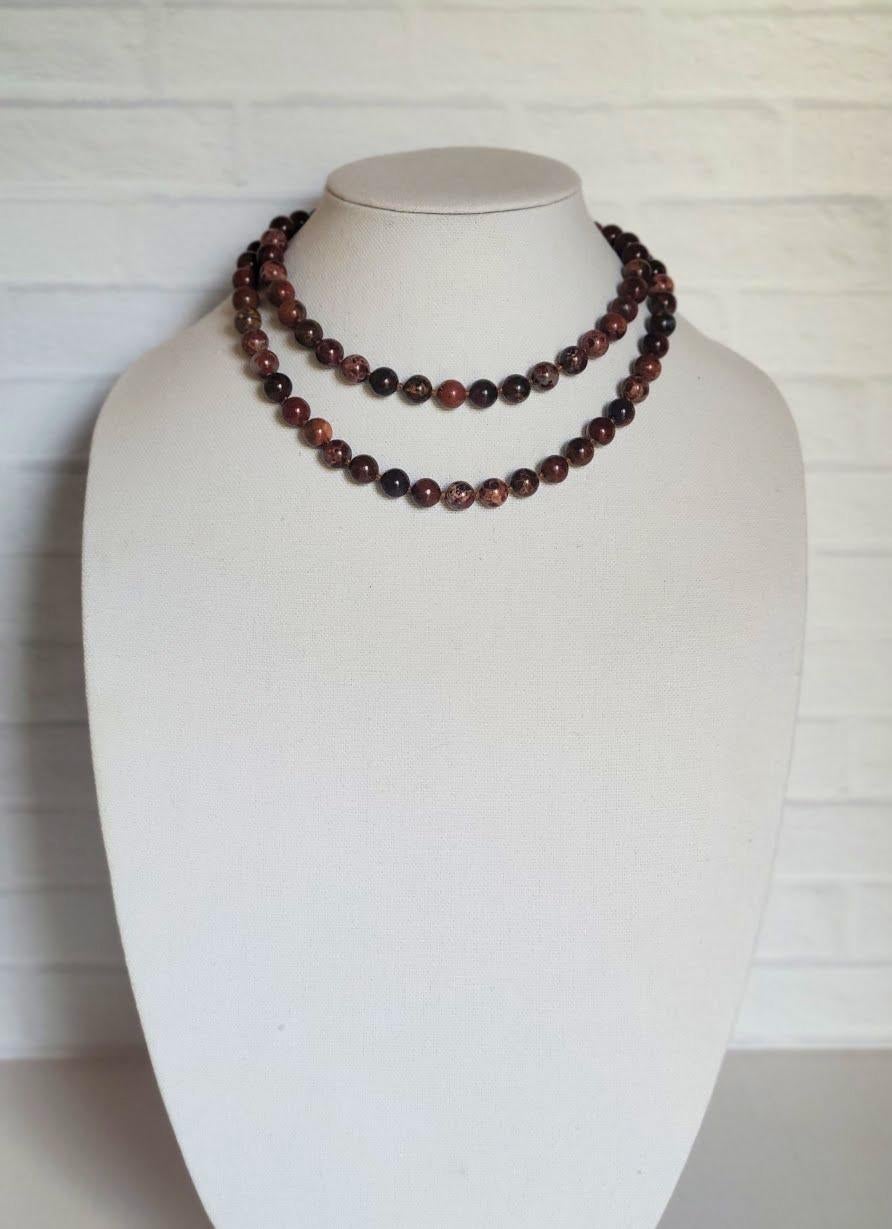 Una collana annodata di diaspro rosso-marrone naturale e raro di proprietà cinese d'epoca.
Si tratta di un'autentica collana lunga di diaspro vintage, risalente al 1940-1960 circa. La collana è composta da perline rotonde da -10 mm. La collana non