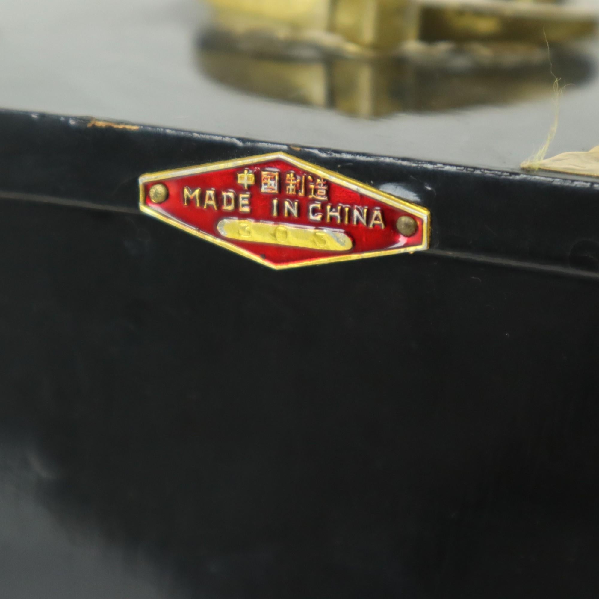 Vintage Chinese Jewelry Box Lacquered Wood Mother of Pearl Brass In Good Condition For Sale In Poperinge, BE