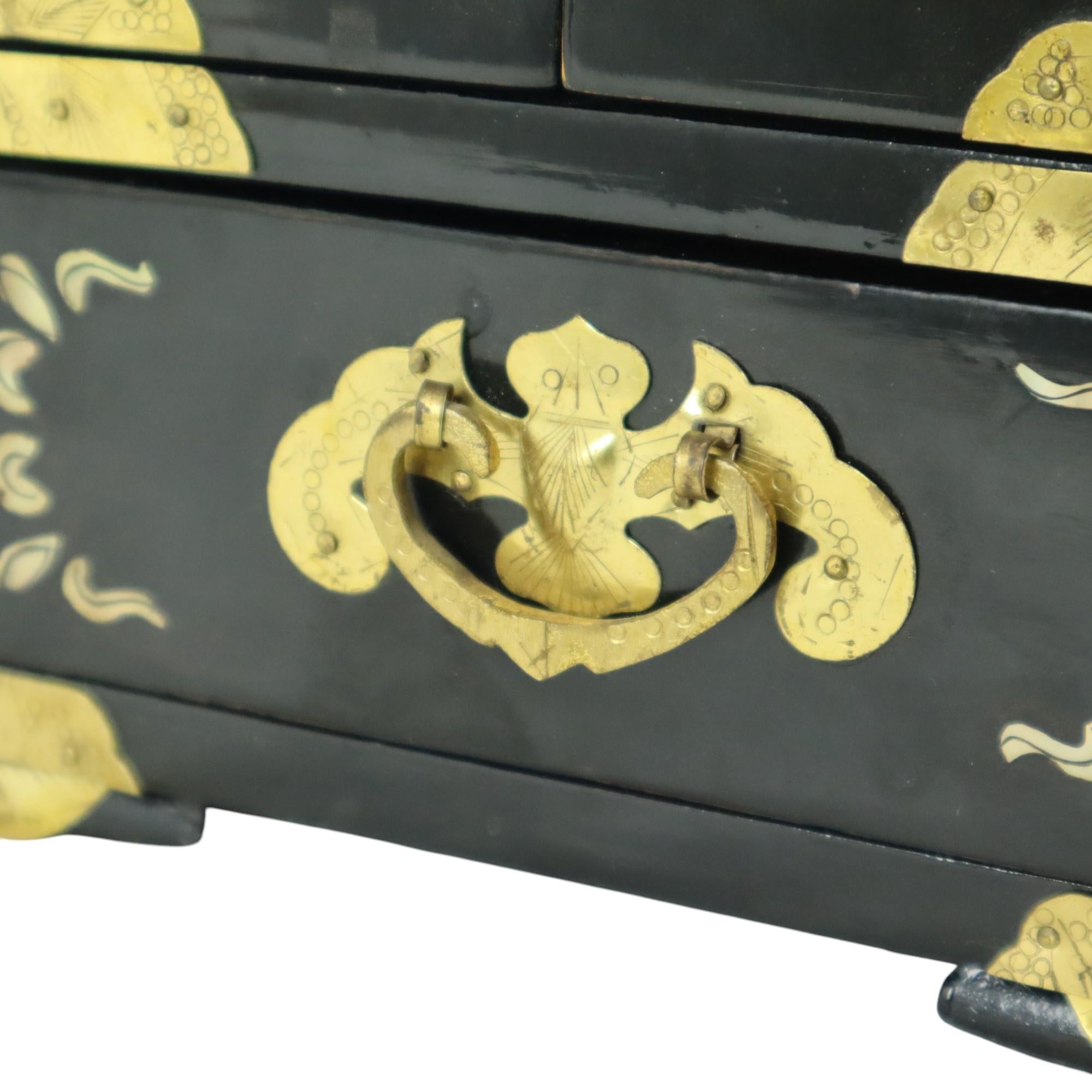 Vintage Chinese Jewelry Box Lacquered Wood Mother of Pearl Brass For Sale 3