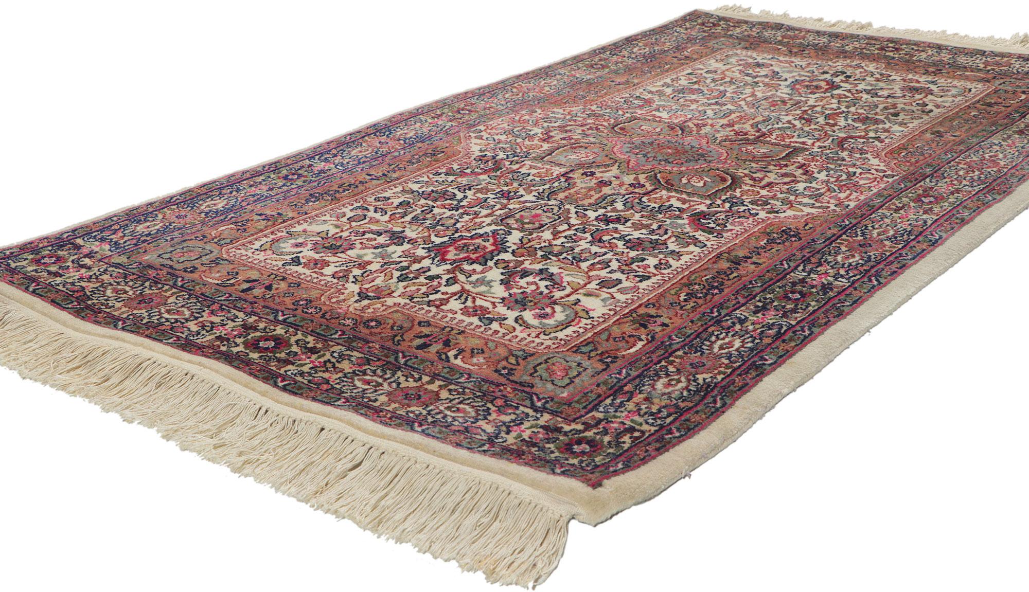 78300 Vintage Chinese Kerman Rug, 03'02 x 05'04.
Dieser handgeknüpfte chinesische Kerman-Teppich aus Wolle im viktorianischen Stil bezaubert durch seine Raffinesse und Leichtigkeit.  Im Mittelpunkt steht ein florales Medaillon, das an beiden Enden