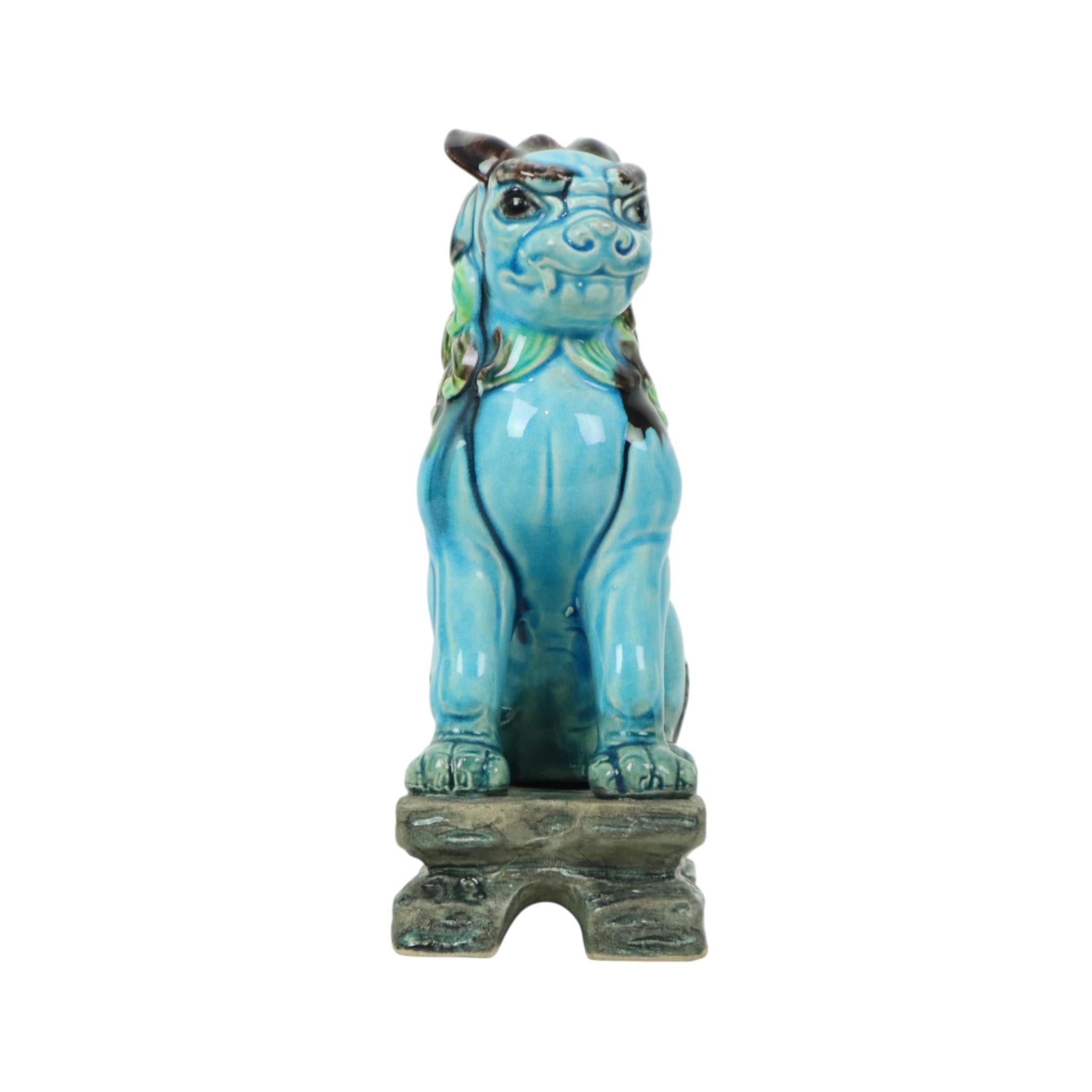 Statua Komainu in ceramica smaltata d'epoca con effetto crackle, Leone Guardiano o meglio conosciuto come Foo Dog, dipinta a mano in turchese, verde e grigio. Un oggetto da collezione della seconda metà del XX secolo, in Cina. Non segnato.

Questa
