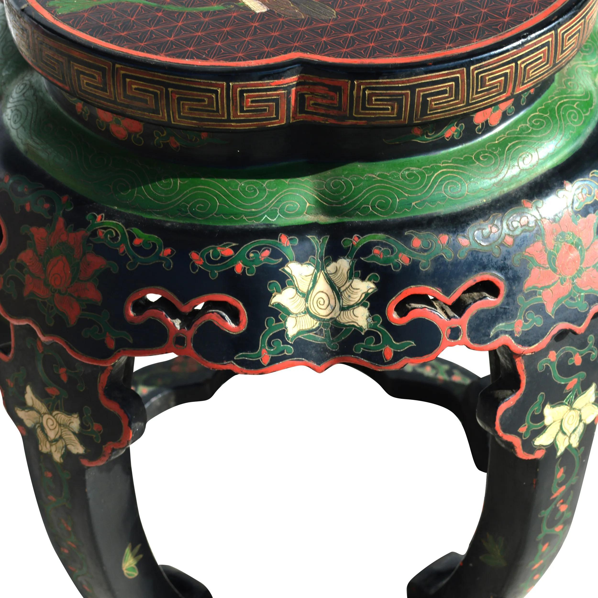 Wood Vintage Chinese Lacquered Chinoiserie Side Table For Sale