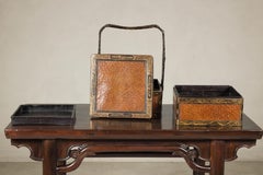 Panier de mariage chinois ancien laqué, orné de panneaux en bambou tressé