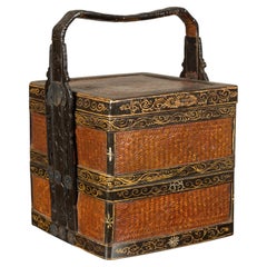 Panier de mariage chinois ancien laqué, orné de panneaux en bambou tressé