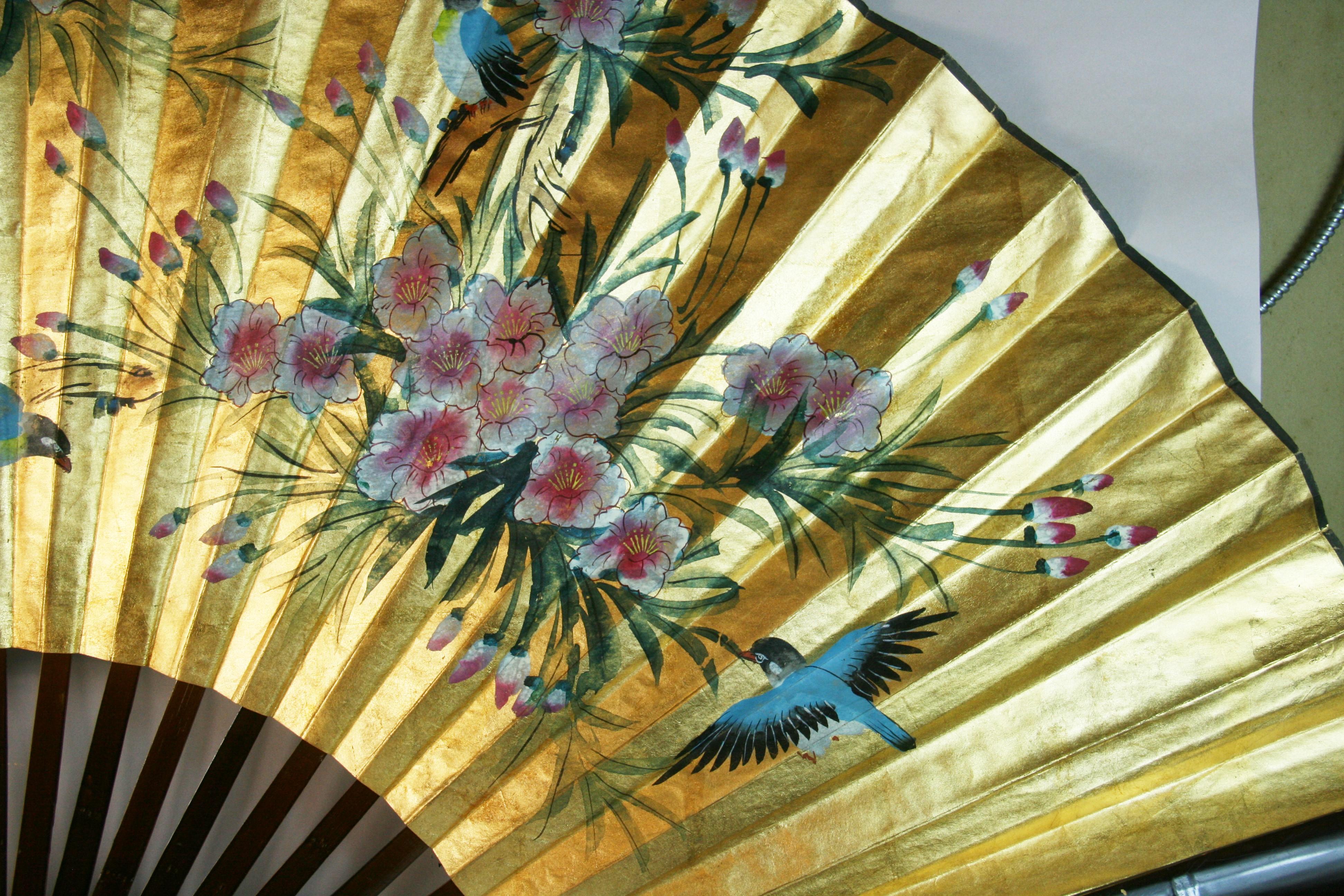Vintage Chinese Large Hand Painted Birds and Flowers Fan/ Screen In Good Condition For Sale In Douglas Manor, NY