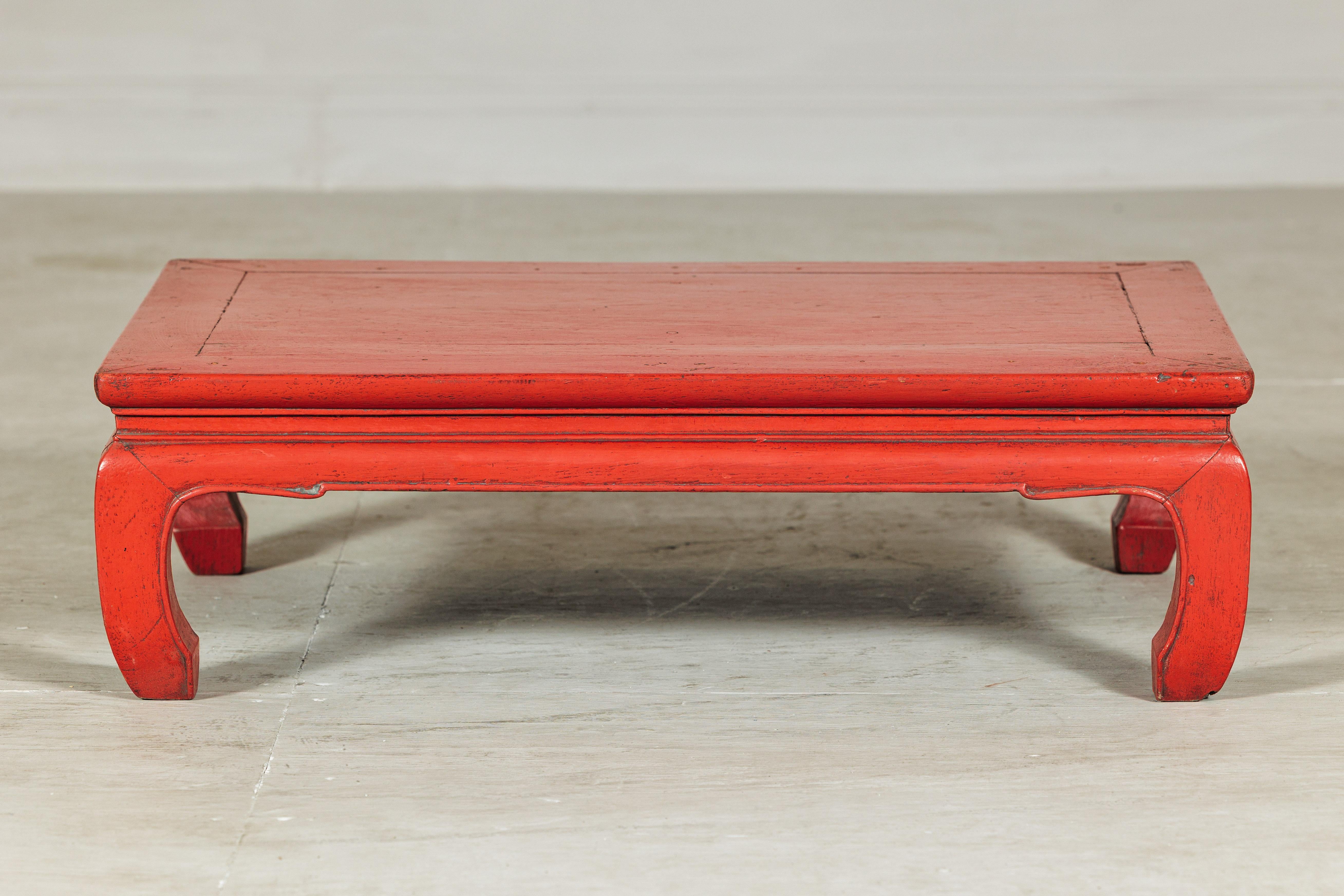 Vintage Chinese Low Red Lacquer Couchtisch mit gebogenen Beinen im Angebot 3