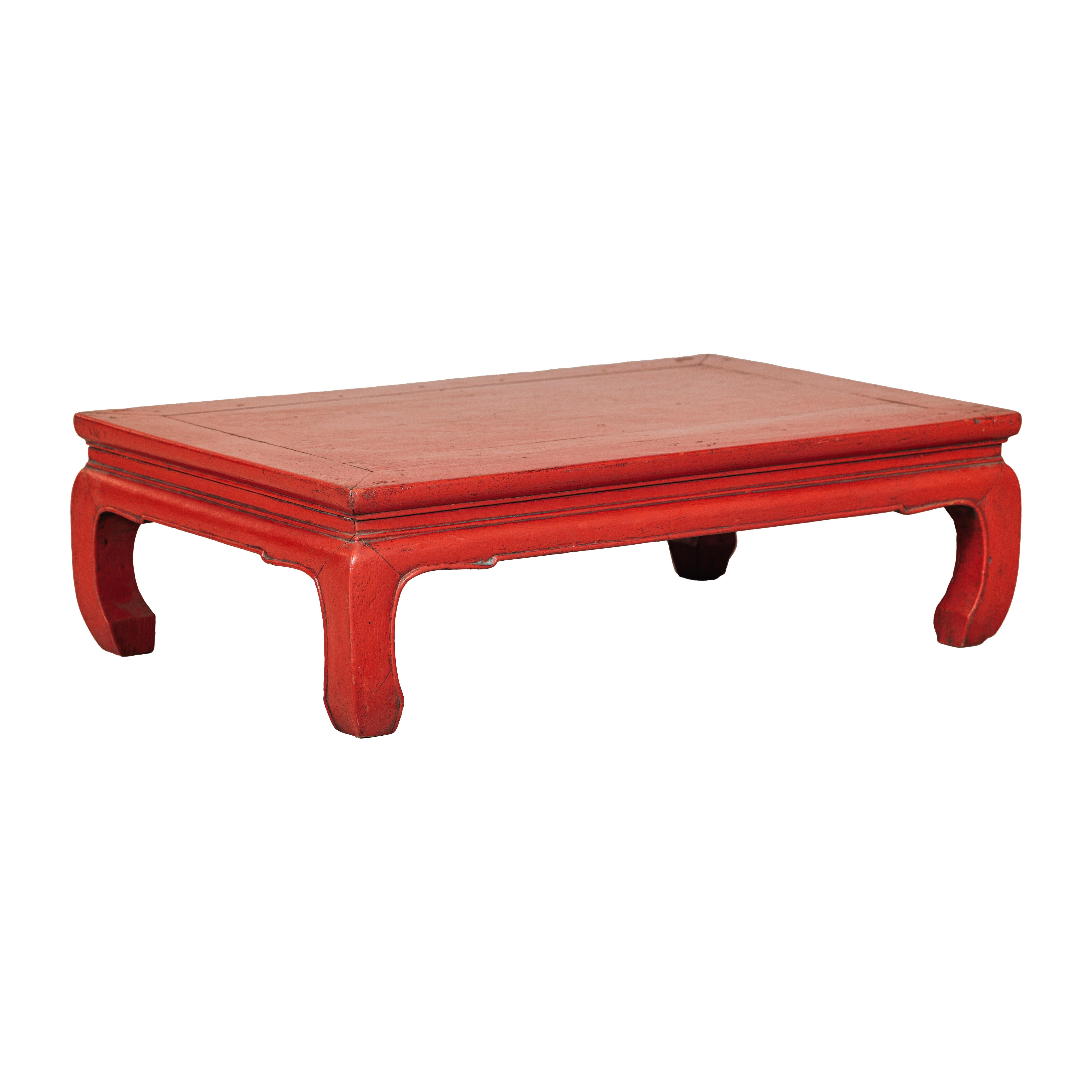 Vintage Chinese Low Red Lacquer Couchtisch mit gebogenen Beinen im Angebot 4