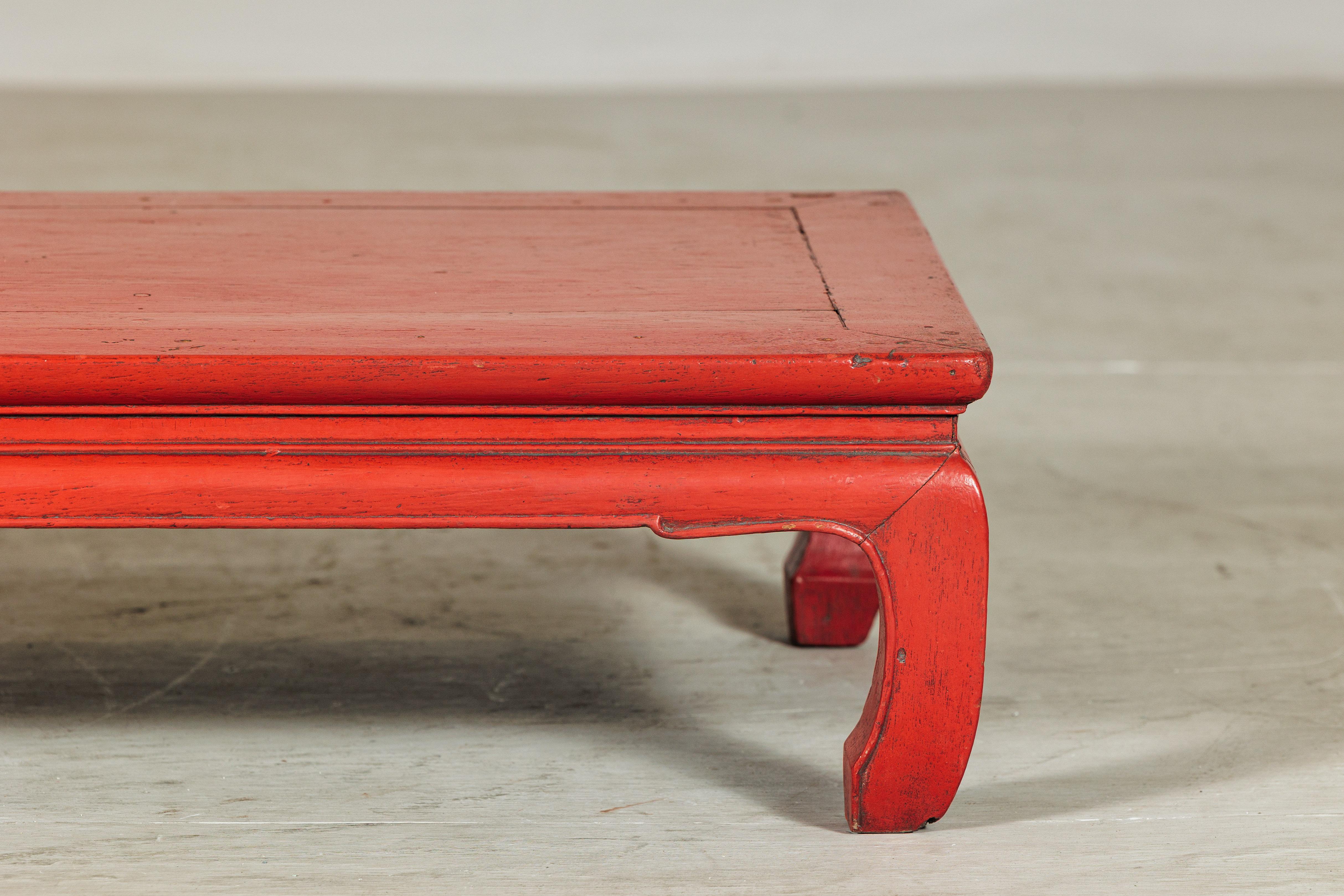 Vintage Chinese Low Red Lacquer Couchtisch mit gebogenen Beinen (Chinesisch) im Angebot