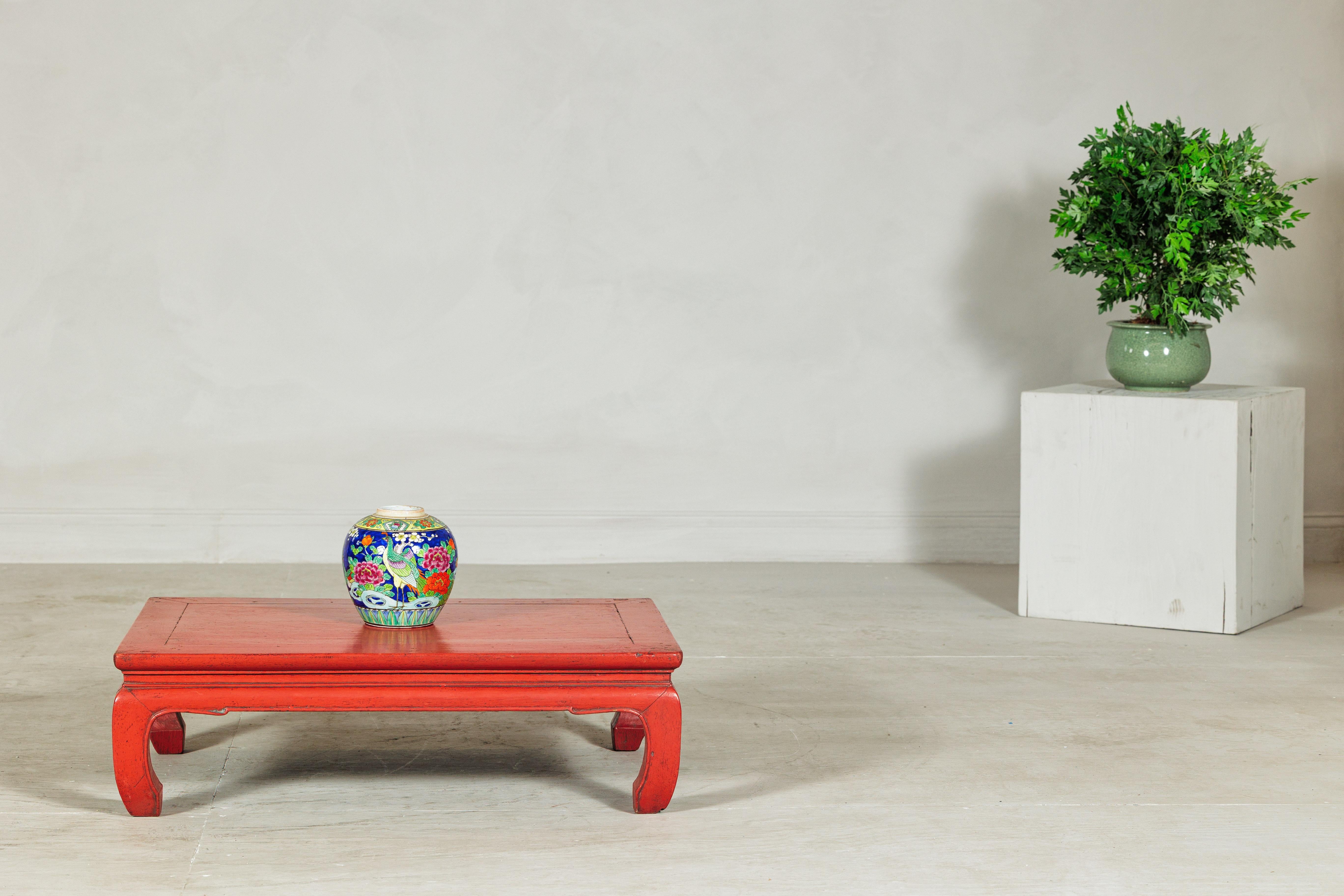 Vintage Chinese Low Red Lacquer Couchtisch mit gebogenen Beinen (Geschnitzt) im Angebot