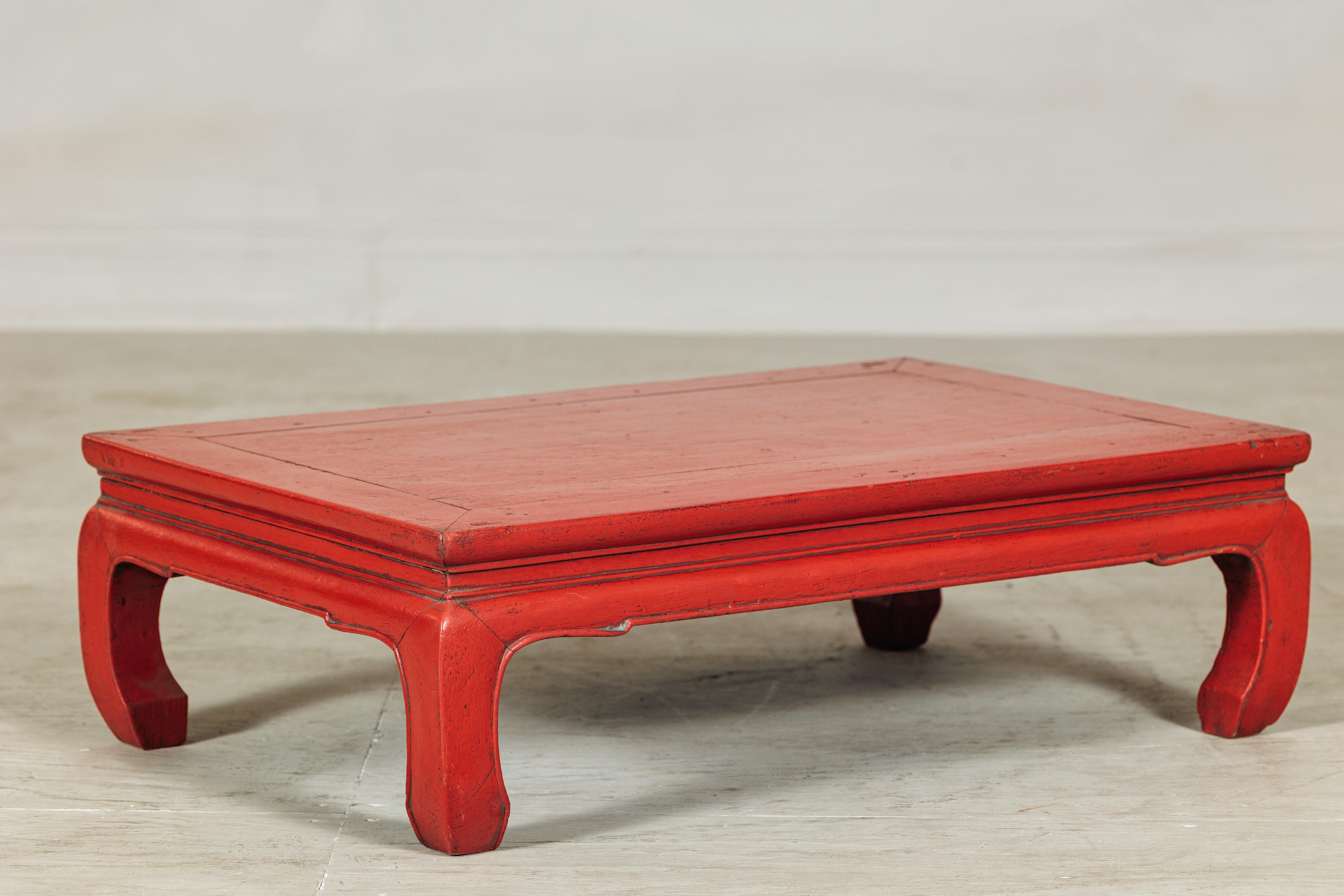 Vintage Chinese Low Red Lacquer Couchtisch mit gebogenen Beinen im Zustand „Gut“ im Angebot in Yonkers, NY