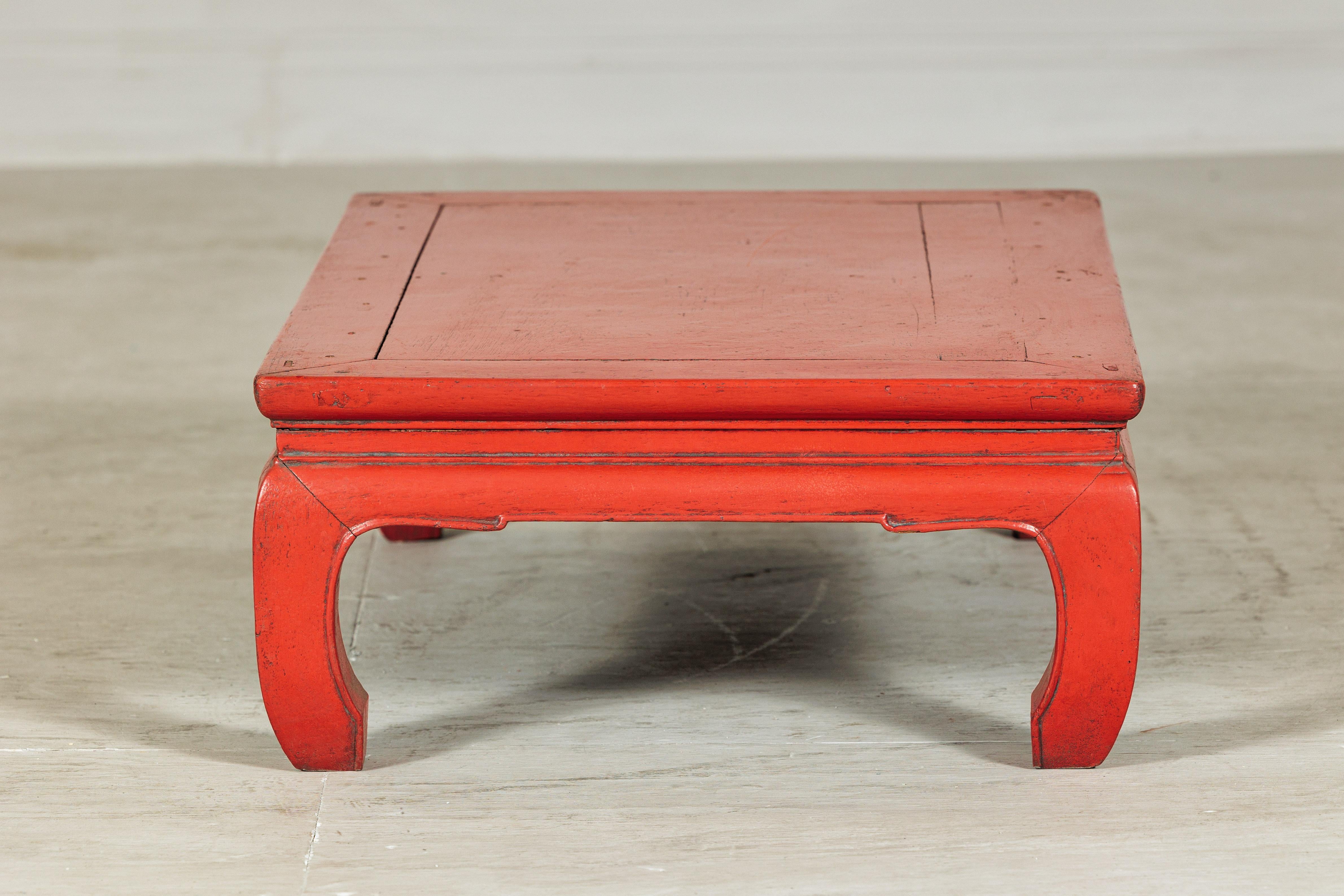 Vintage Chinese Low Red Lacquer Couchtisch mit gebogenen Beinen (20. Jahrhundert) im Angebot