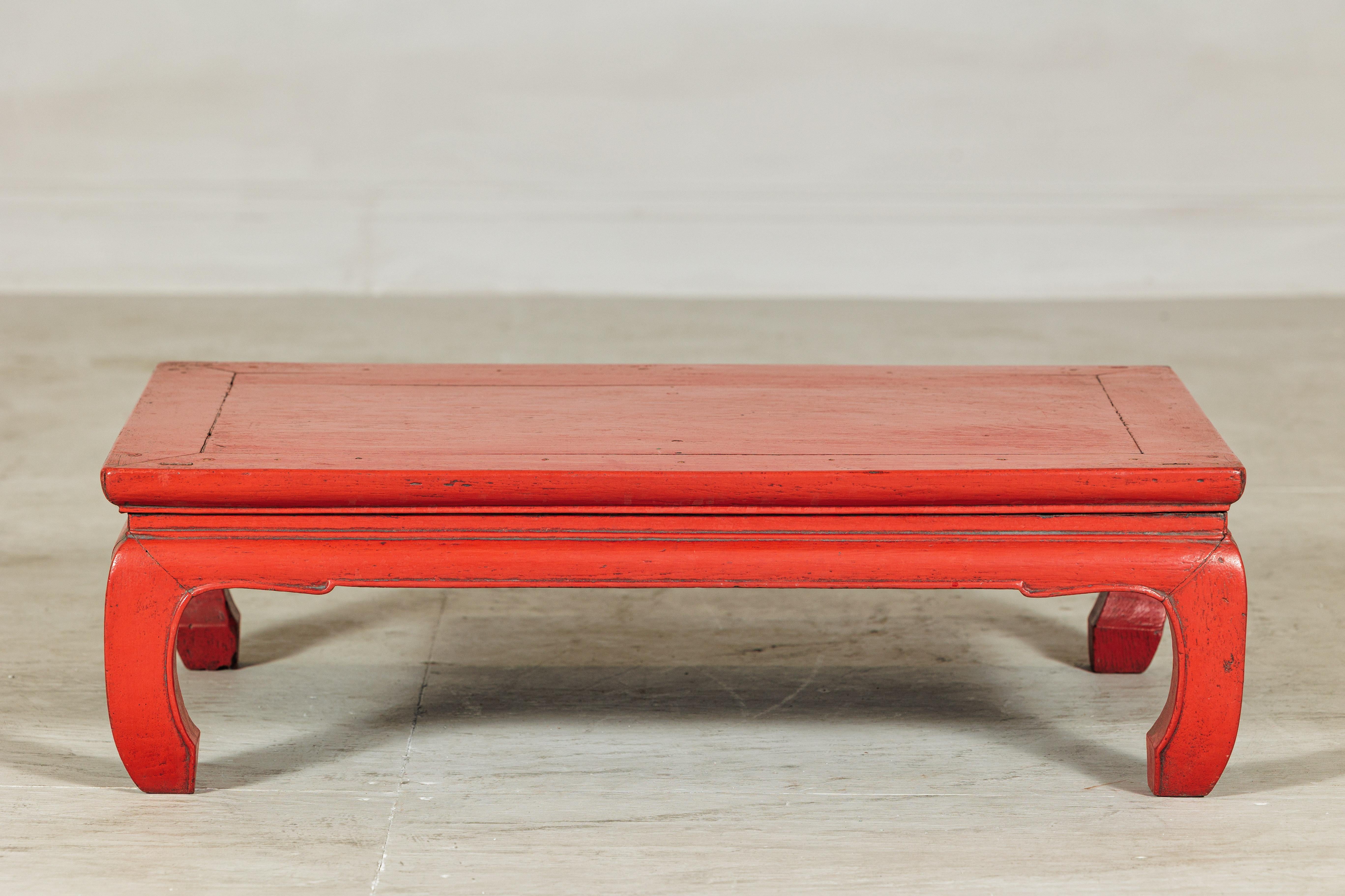 Vintage Chinese Low Red Lacquer Couchtisch mit gebogenen Beinen (Holz) im Angebot