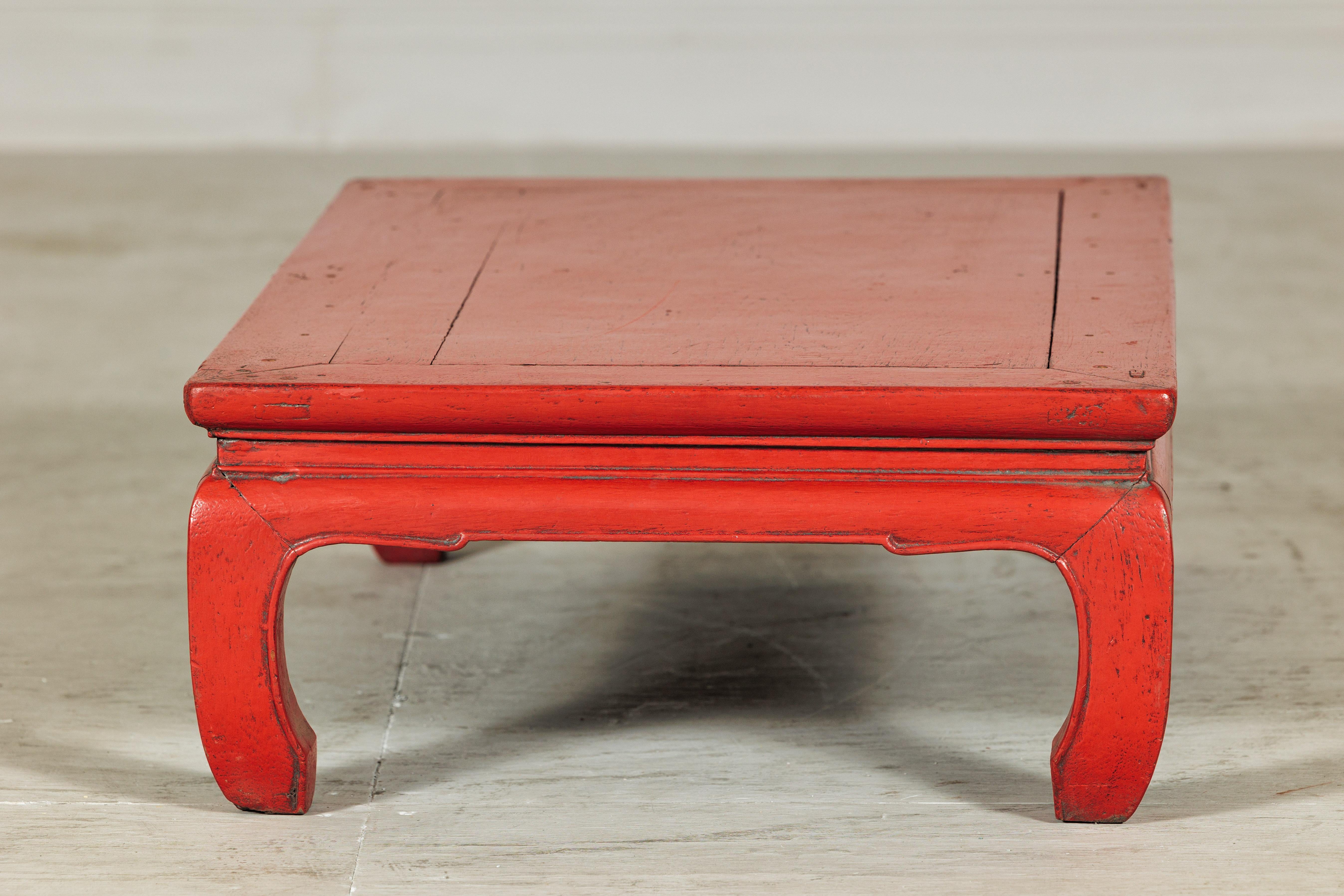 Vintage Chinese Low Red Lacquer Couchtisch mit gebogenen Beinen im Angebot 1