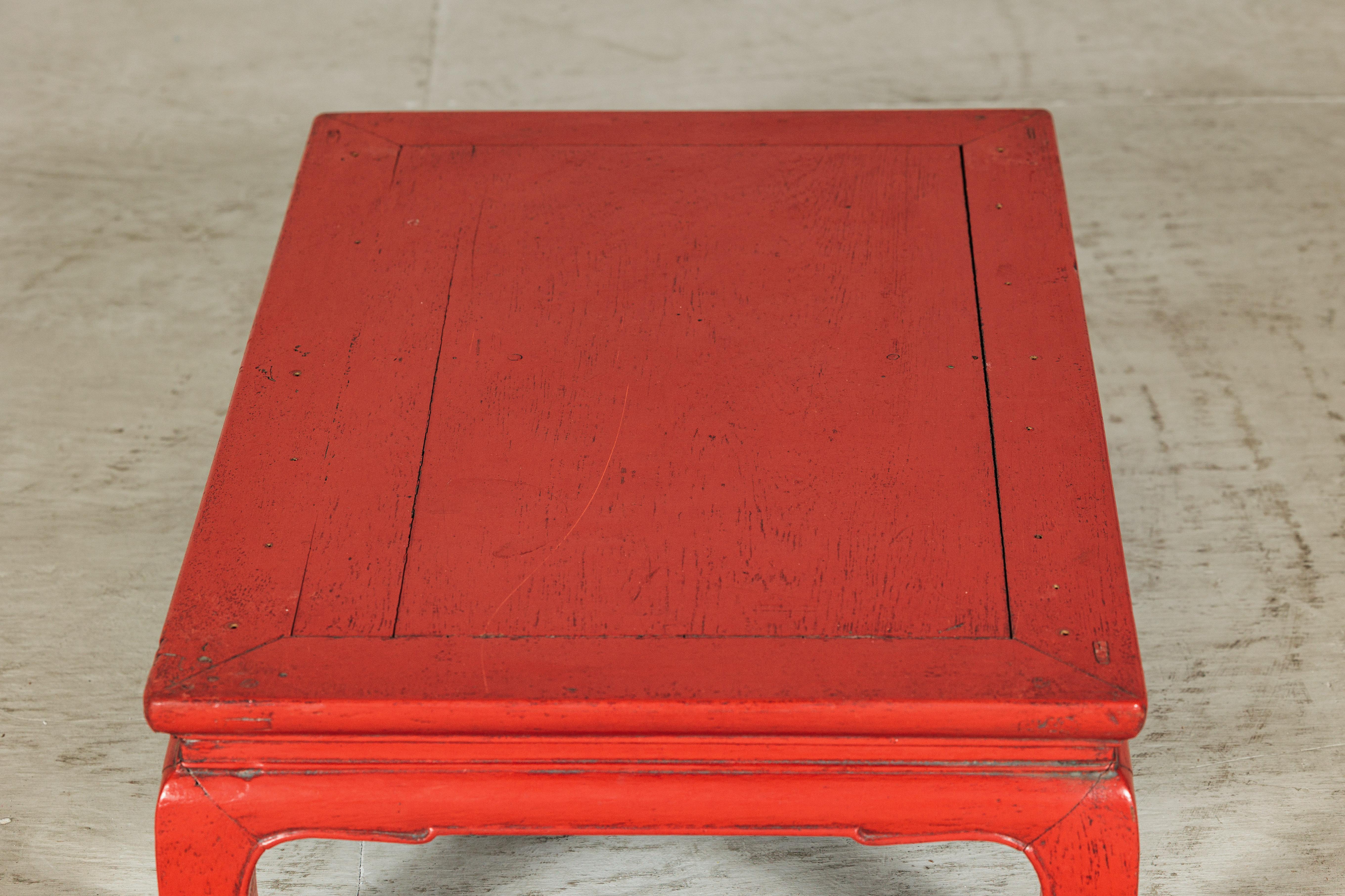Vintage Chinese Low Red Lacquer Couchtisch mit gebogenen Beinen im Angebot 2