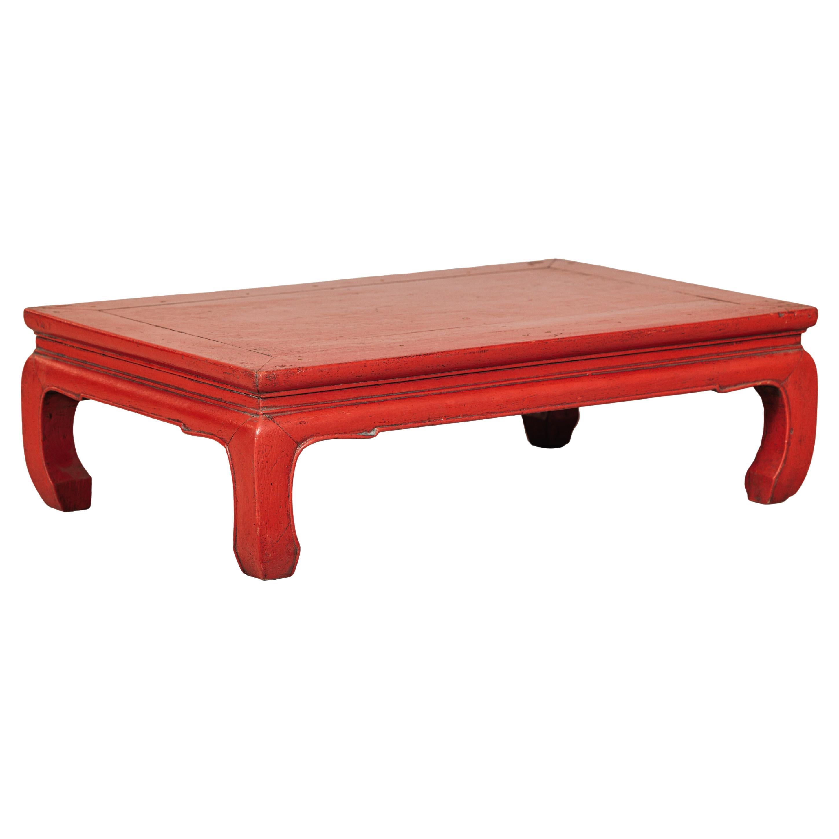 Vintage Chinese Low Red Lacquer Couchtisch mit gebogenen Beinen im Angebot