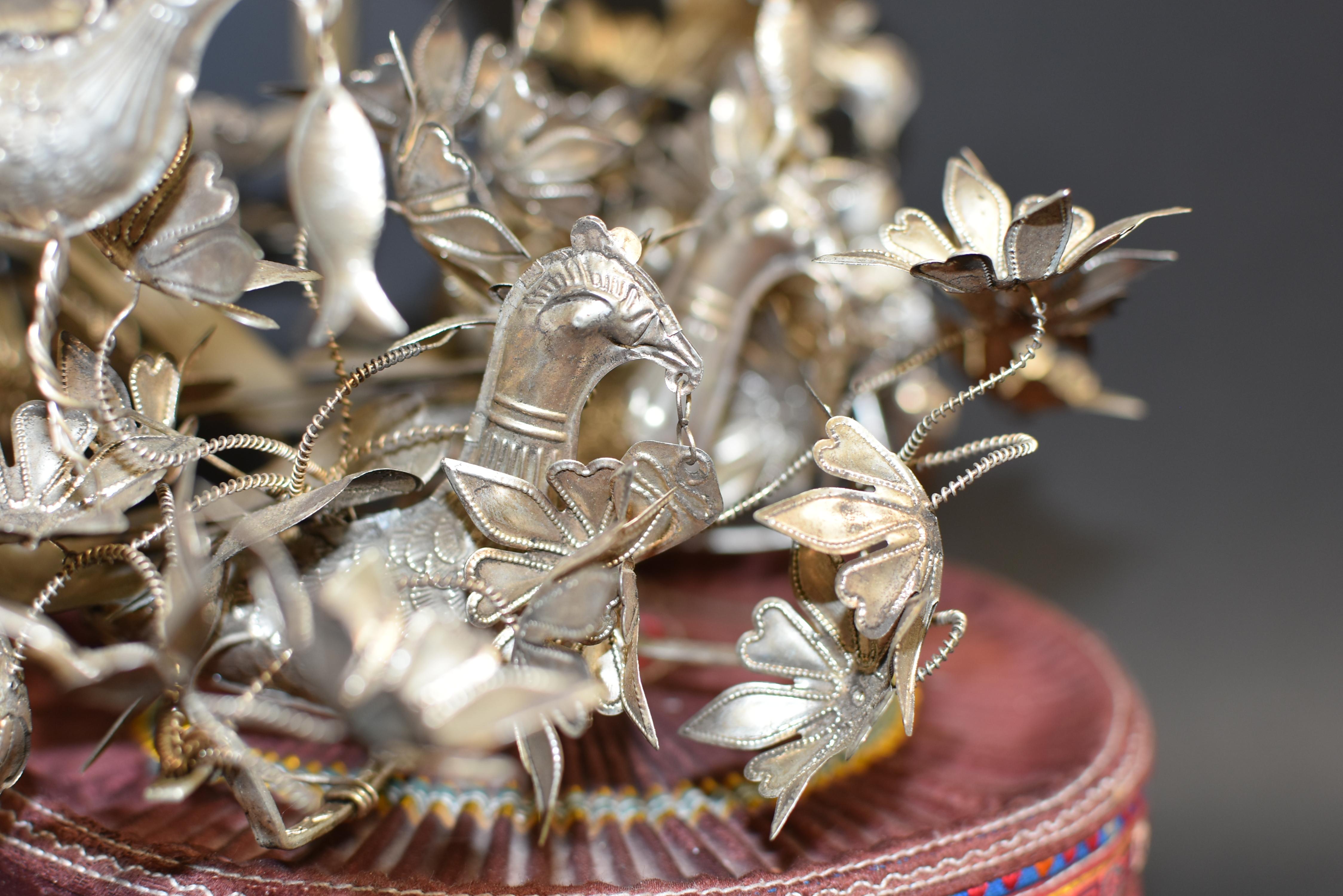 Chapeau vintage de tribu chinoise Miao avec 6 oiseaux argentés et 40 fleurs en vente 3