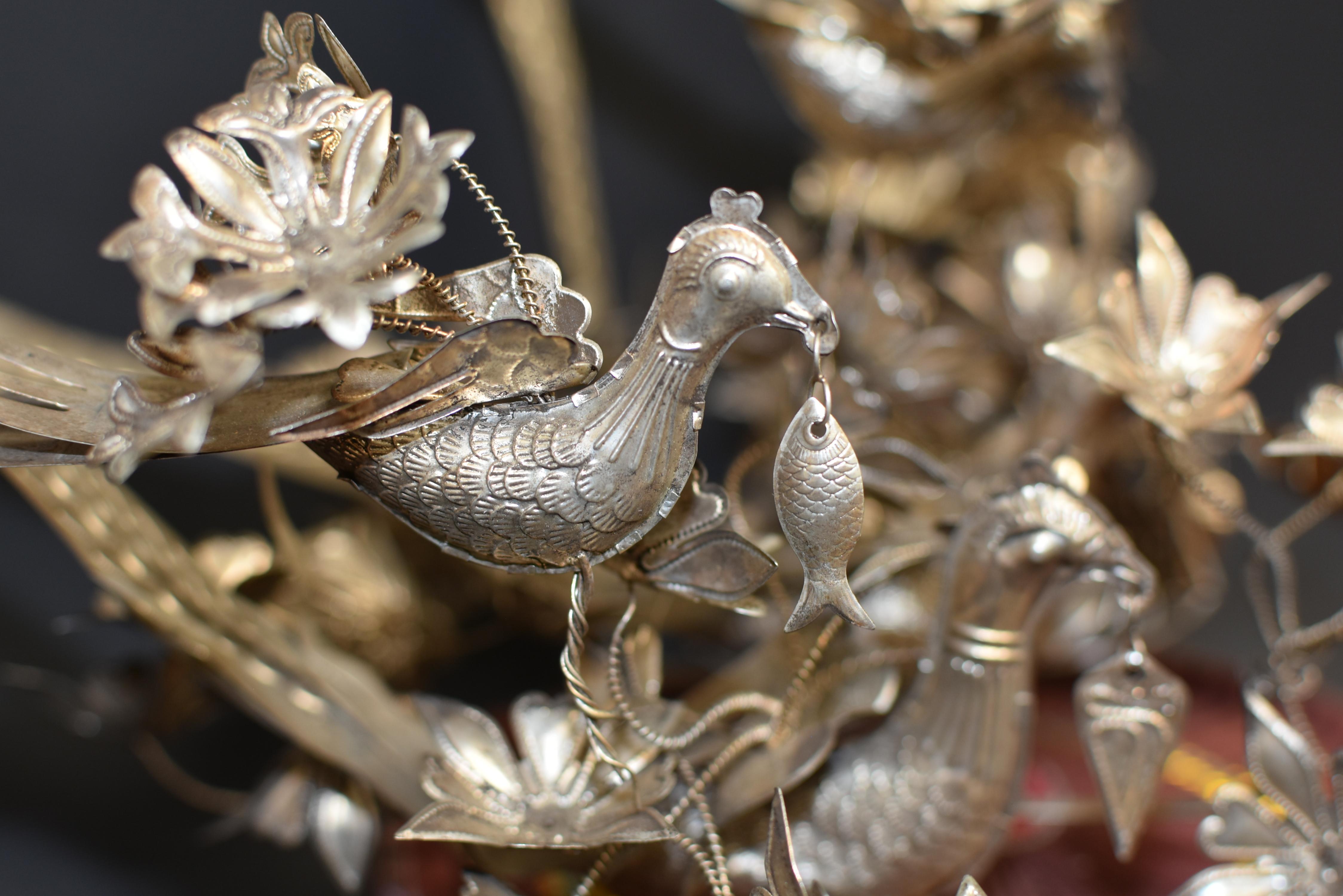 Chapeau vintage de tribu chinoise Miao avec 6 oiseaux argentés et 40 fleurs en vente 4