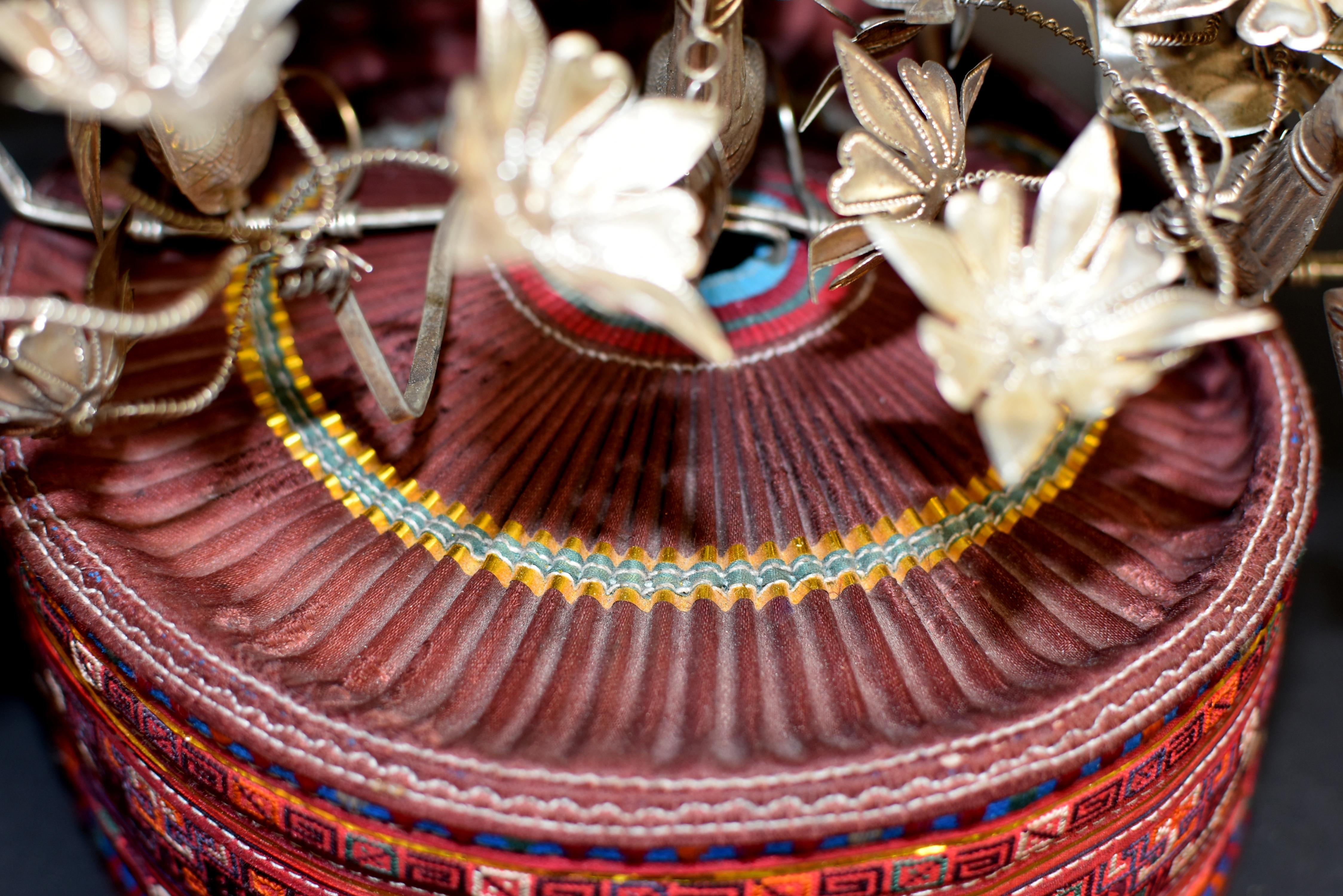 Chapeau vintage de tribu chinoise Miao avec 6 oiseaux argentés et 40 fleurs en vente 6